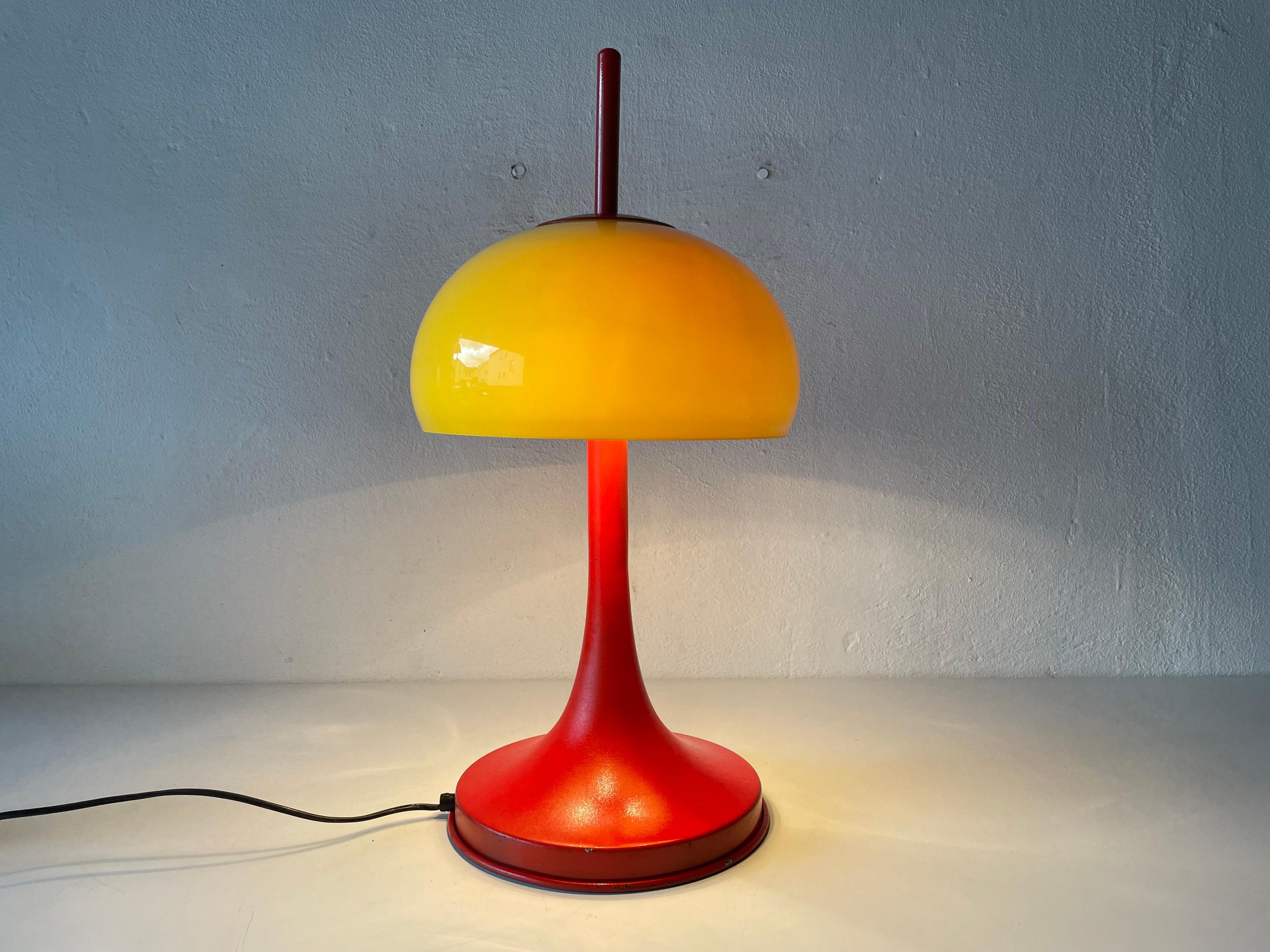 Fin du 20e siècle Lampe de bureau Pop Art modèle emblématique en verre jaune et métal rouge, 1970, Italie en vente