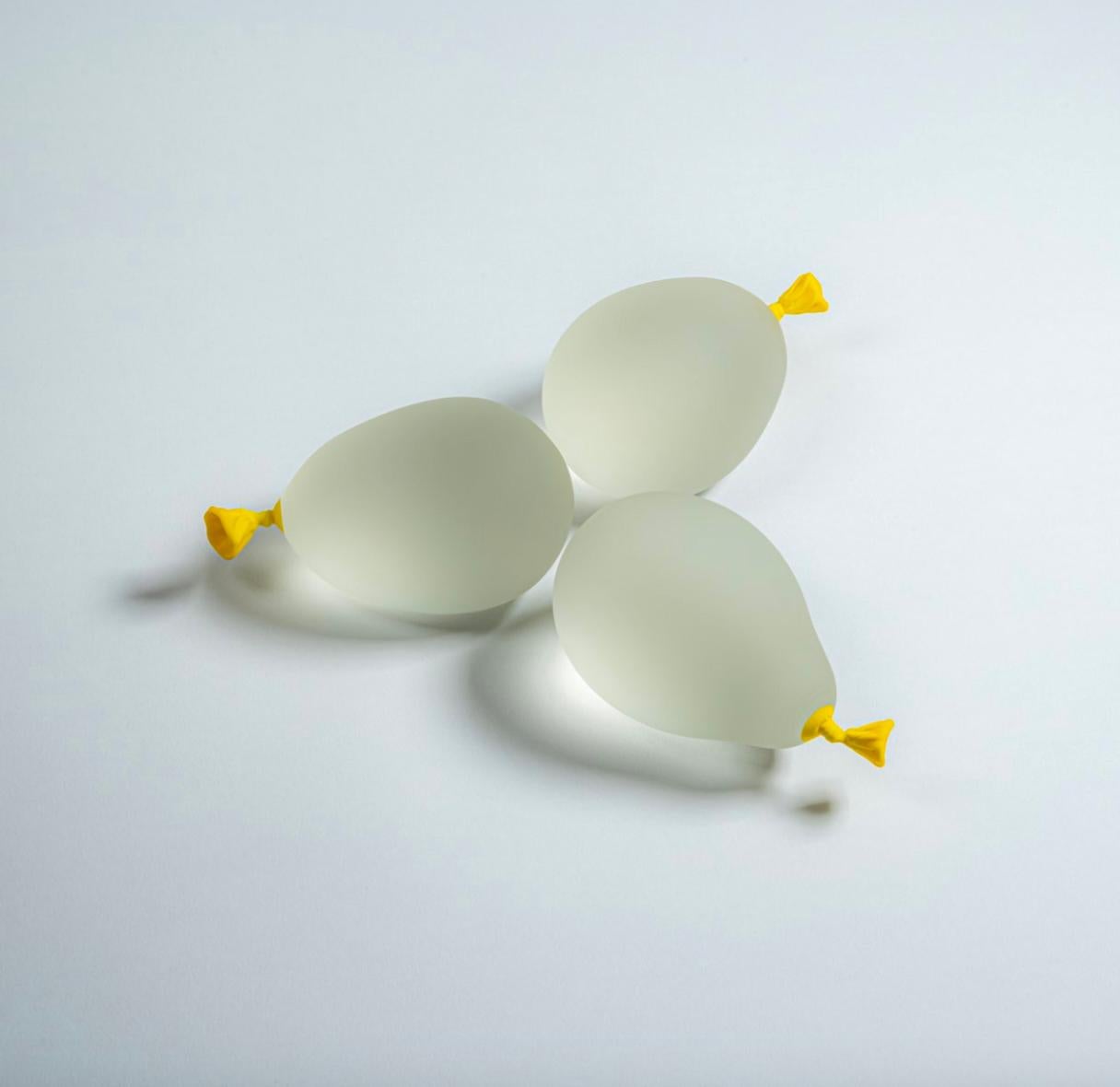 I palloncini d'acqua iperrealistici di Dylan Martinez sono realizzati in vetro massiccio scolpito, sabbiato e acidato per assomigliare a palloncini d'acqua veri. Le sculture sono realizzate in piccoli lotti e ogni colore è mescolato a mano. Ogni