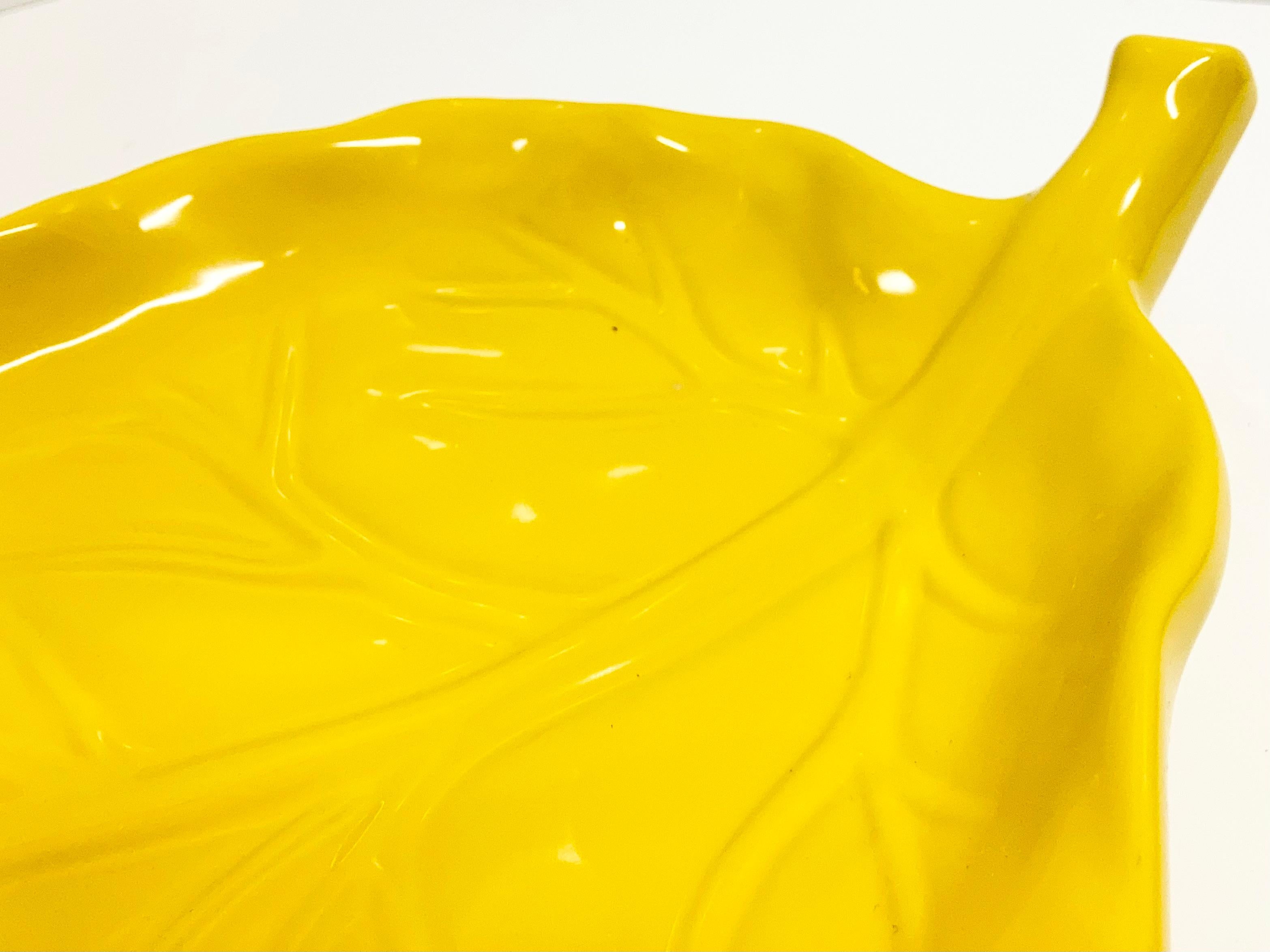 Plat oiseau sur feuille en céramique émaillée jaune en vente 3