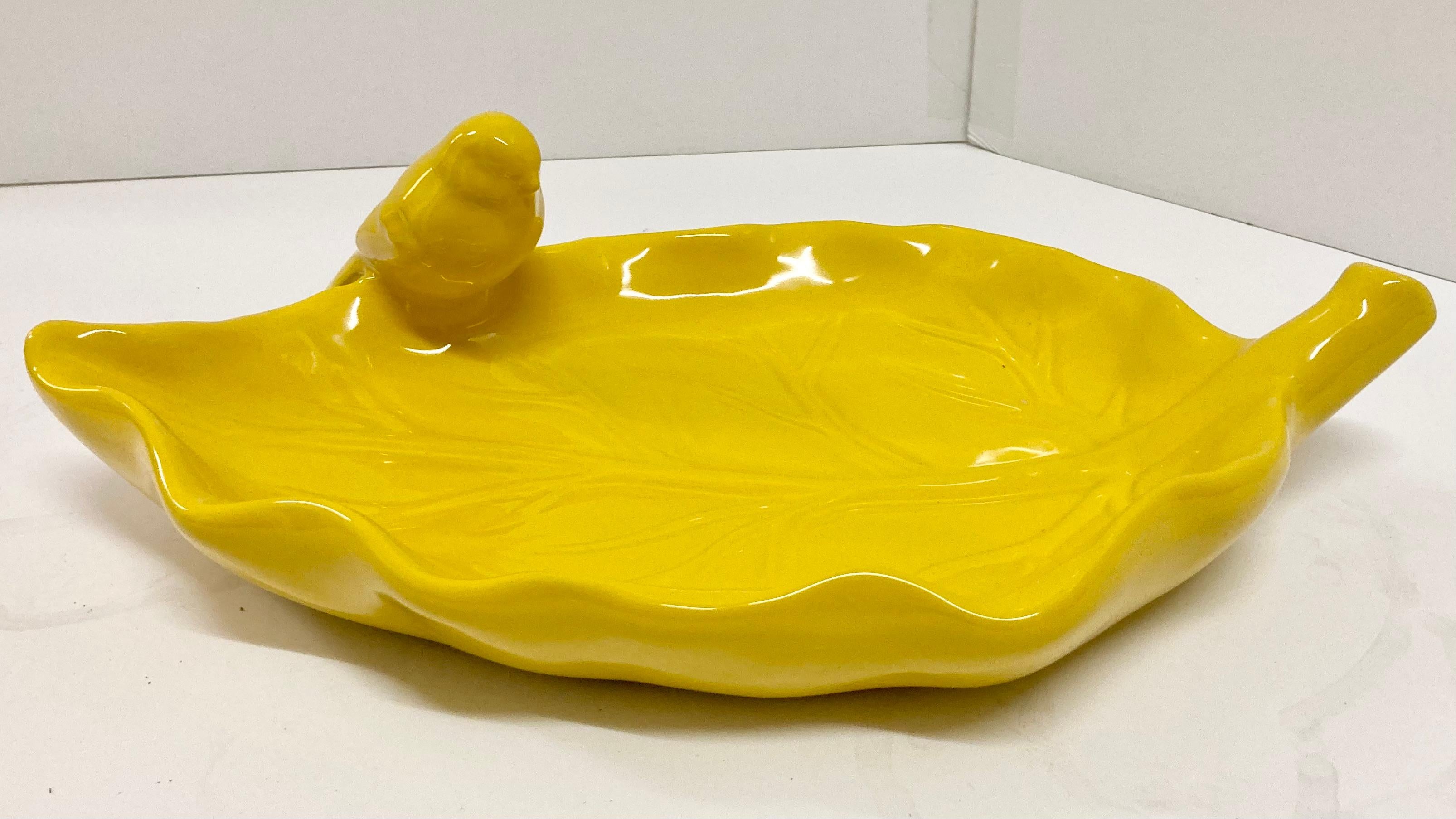 Chic plat de service en céramique émaillée jaune avec un oiseau sur une feuille. Ajoutez un style chic à votre intérieur avec ce magnifique plat en forme d'oiseau et de feuille. Ajoutez un peu de couleur jaune à votre maison.