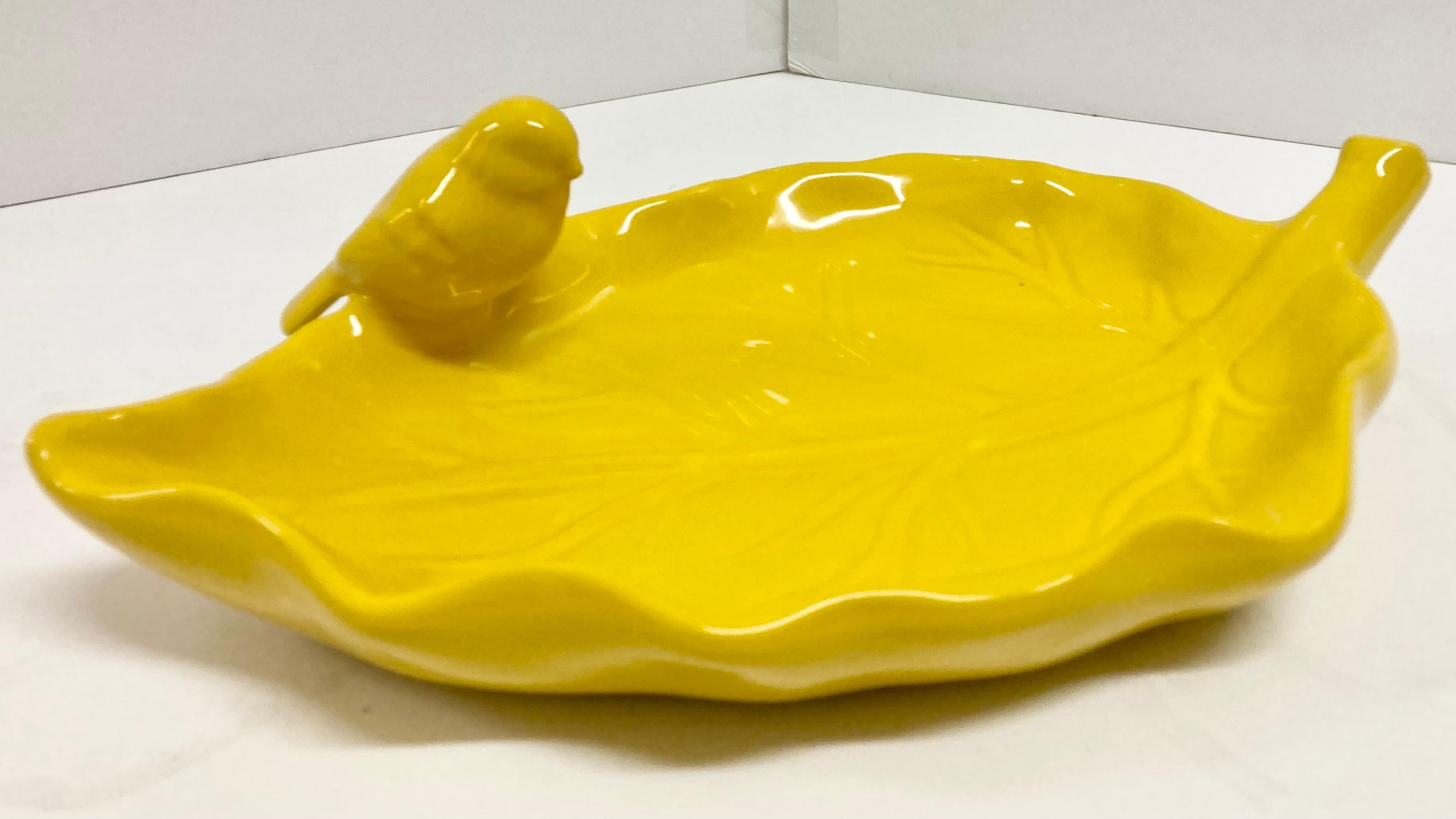 Moderne Plat oiseau sur feuille en céramique émaillée jaune en vente