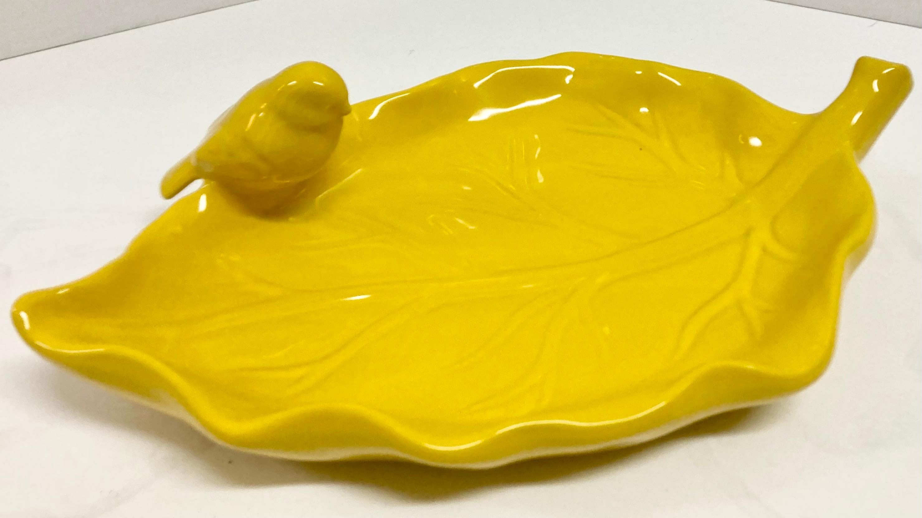 Américain Plat oiseau sur feuille en céramique émaillée jaune en vente