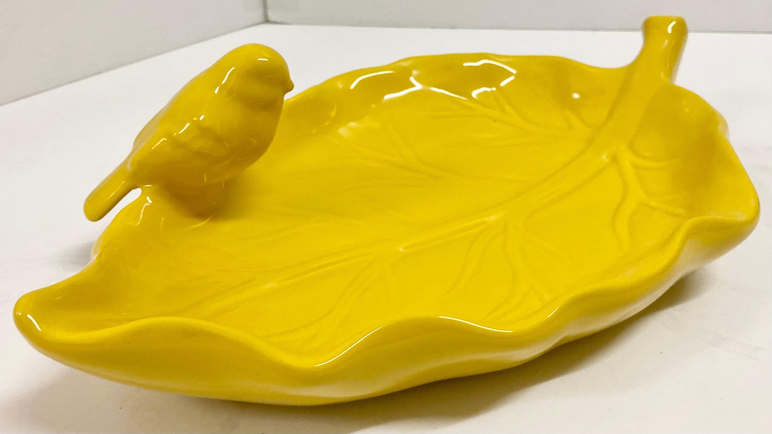 Plat oiseau sur feuille en céramique émaillée jaune Bon état - En vente à Los Angeles, CA