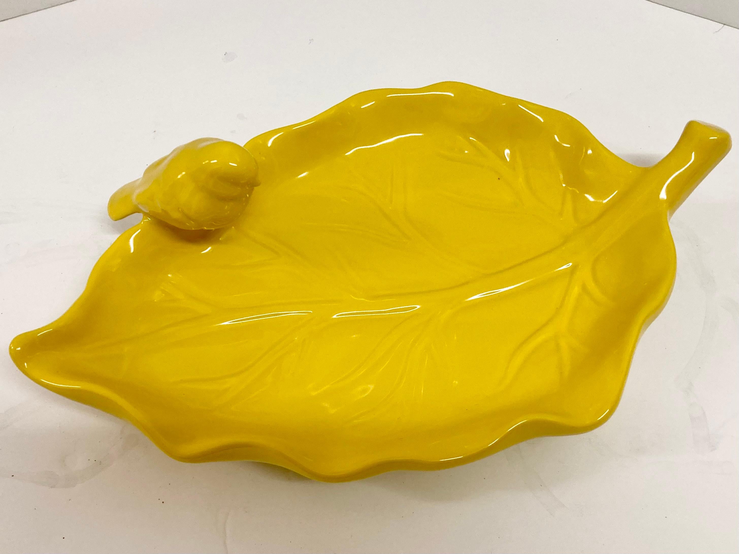 XXIe siècle et contemporain Plat oiseau sur feuille en céramique émaillée jaune en vente
