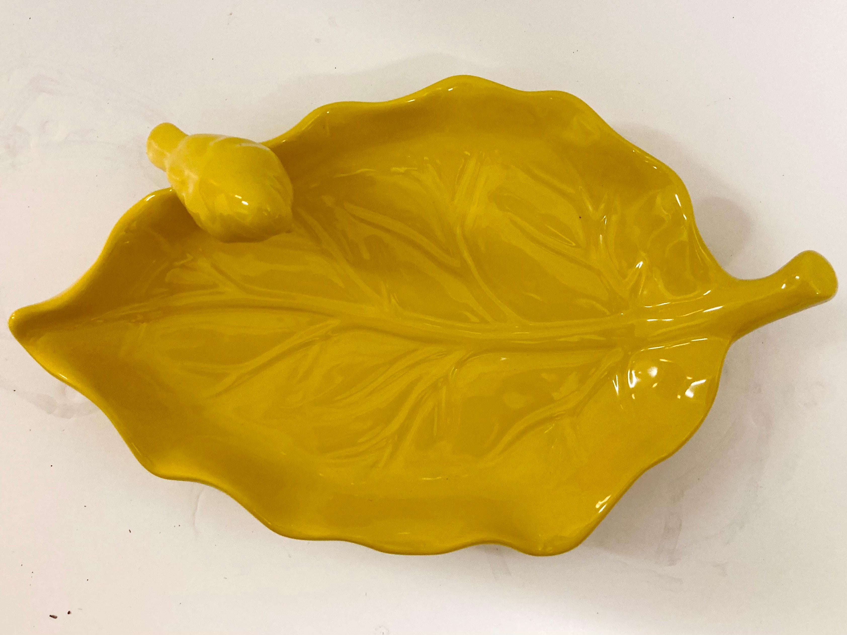 Céramique Plat oiseau sur feuille en céramique émaillée jaune en vente