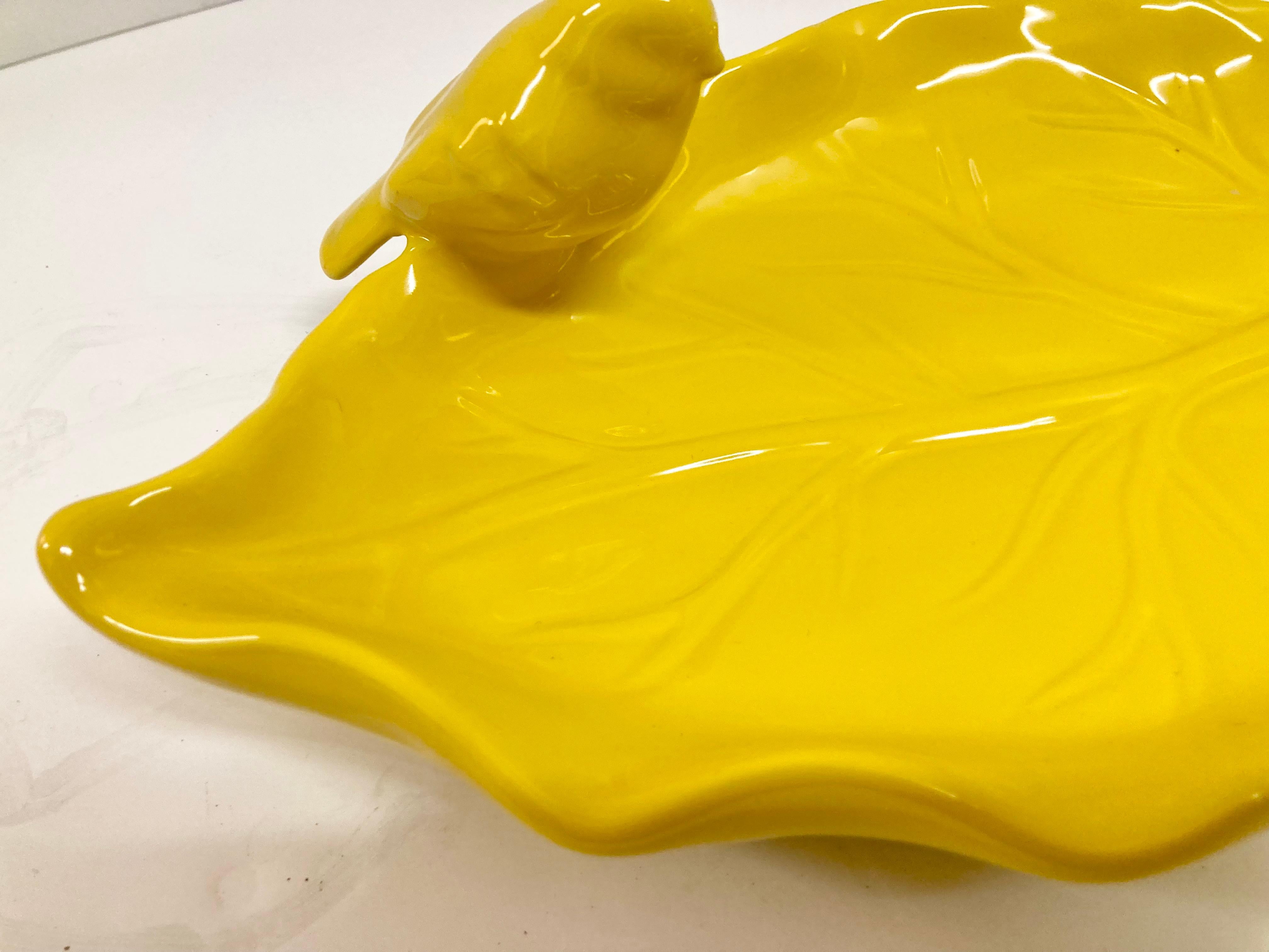 Plat oiseau sur feuille en céramique émaillée jaune en vente 1