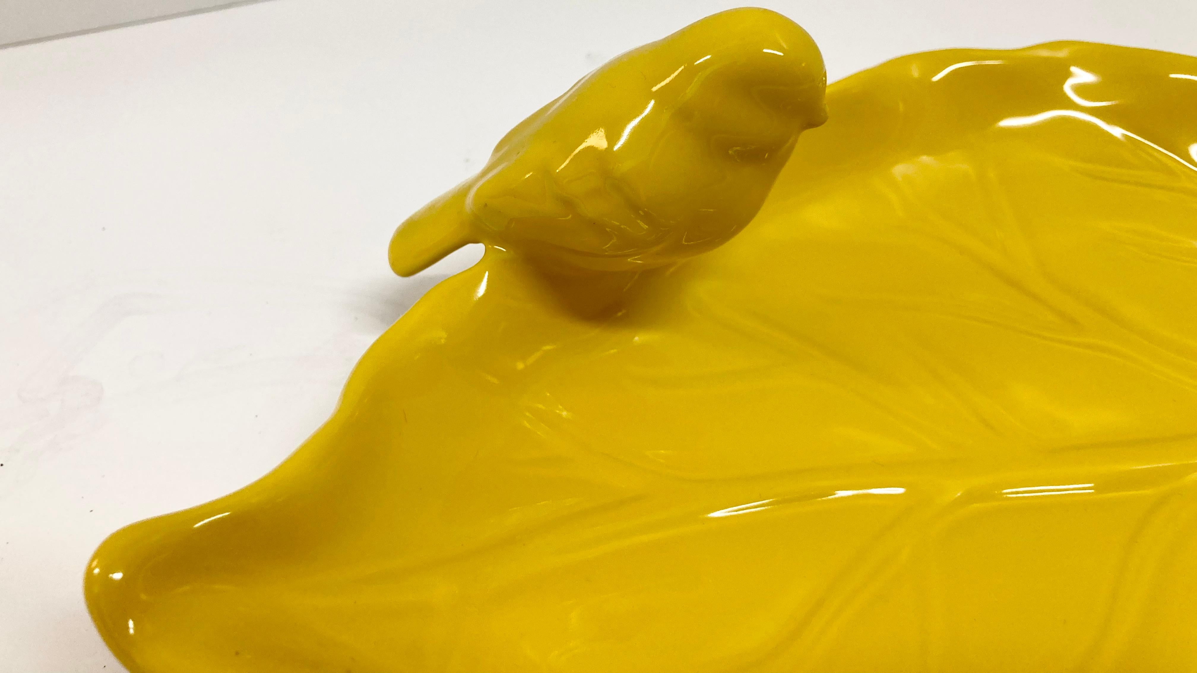 Plat oiseau sur feuille en céramique émaillée jaune en vente 2