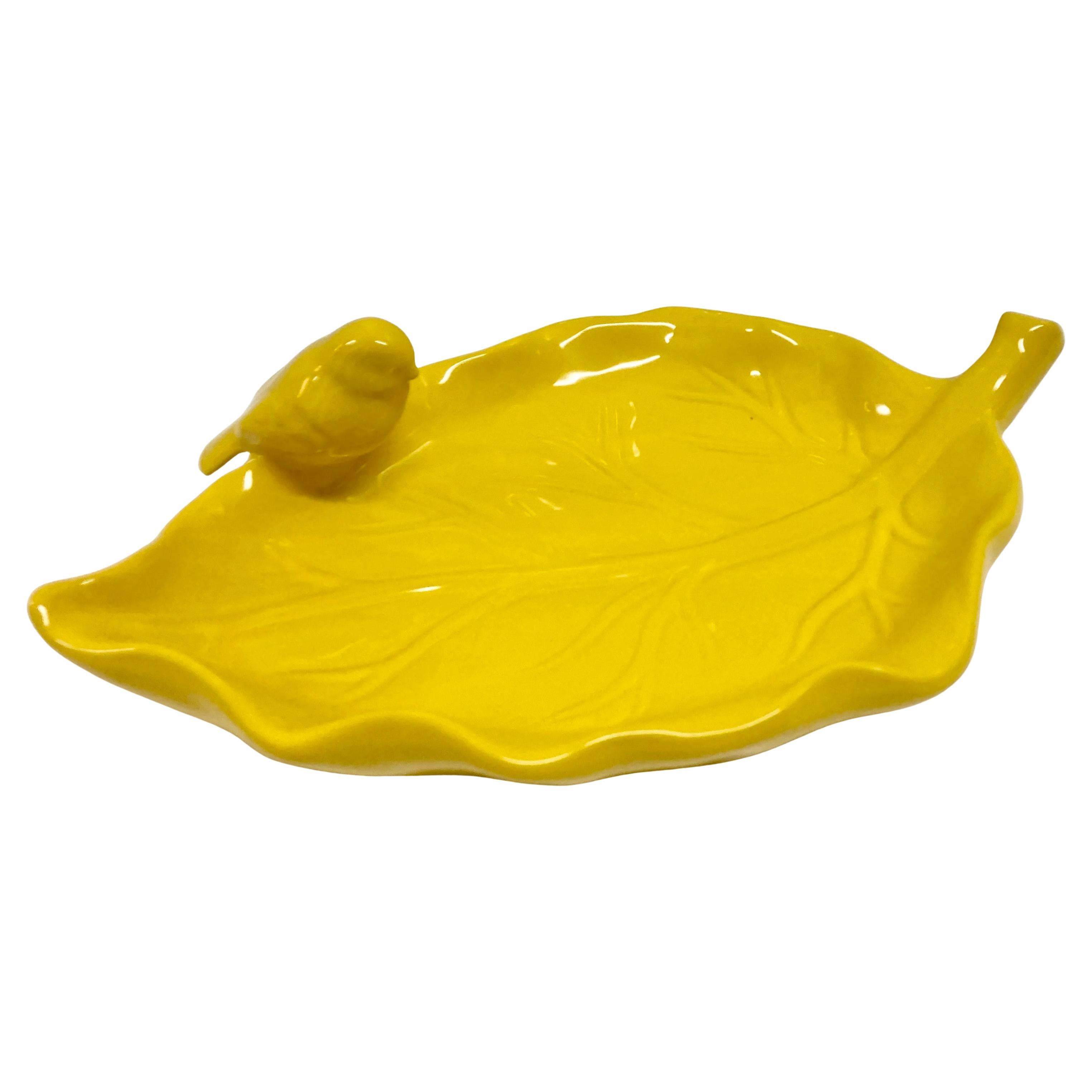Plat oiseau sur feuille en céramique émaillée jaune