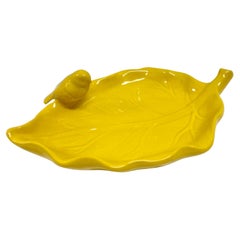 Plato de cerámica esmaltada amarilla Pájaro sobre hoja