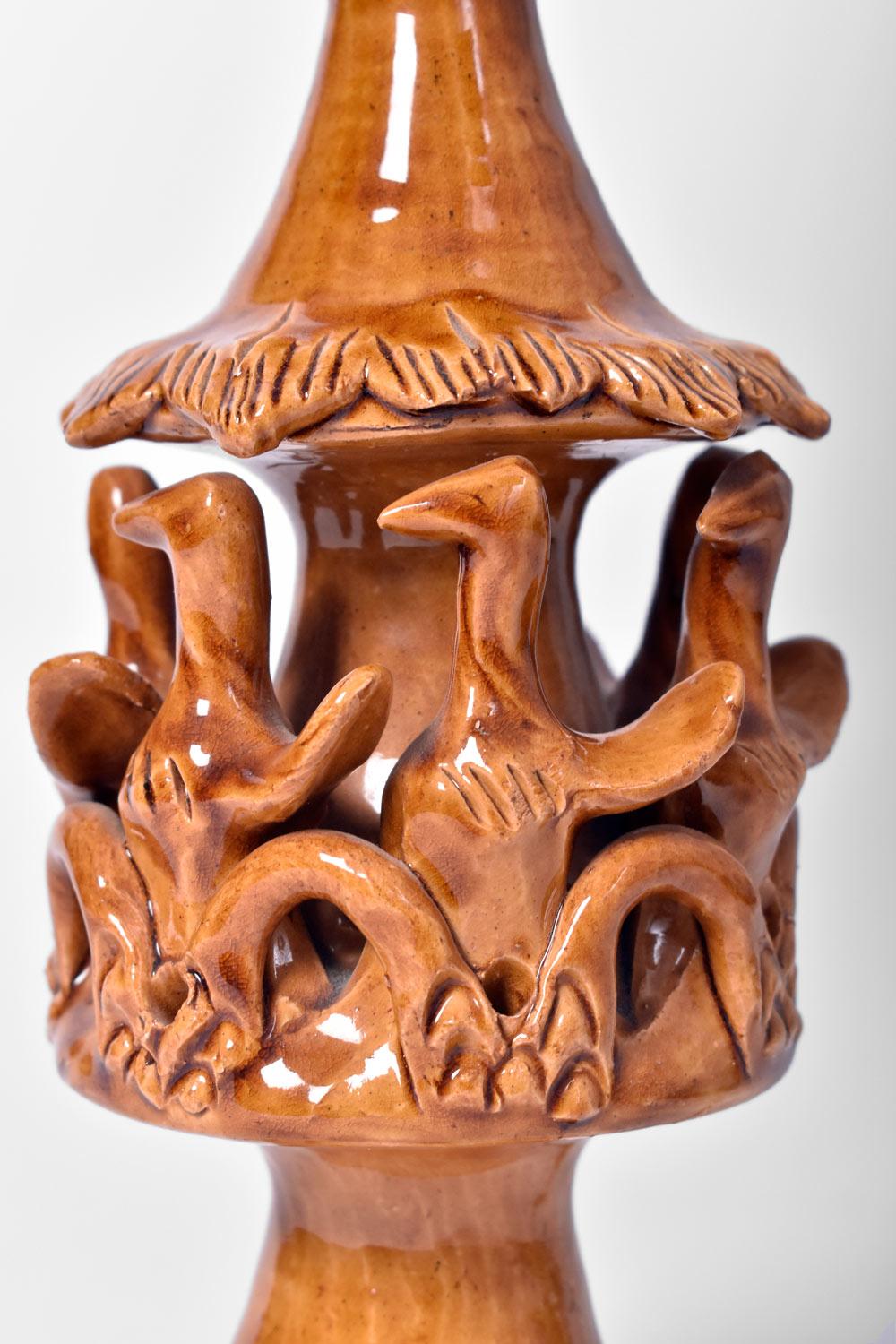 Lampe en céramique émaillée jaune avec des formes d'oiseaux et de fleurs. Portugal, années 1970. 