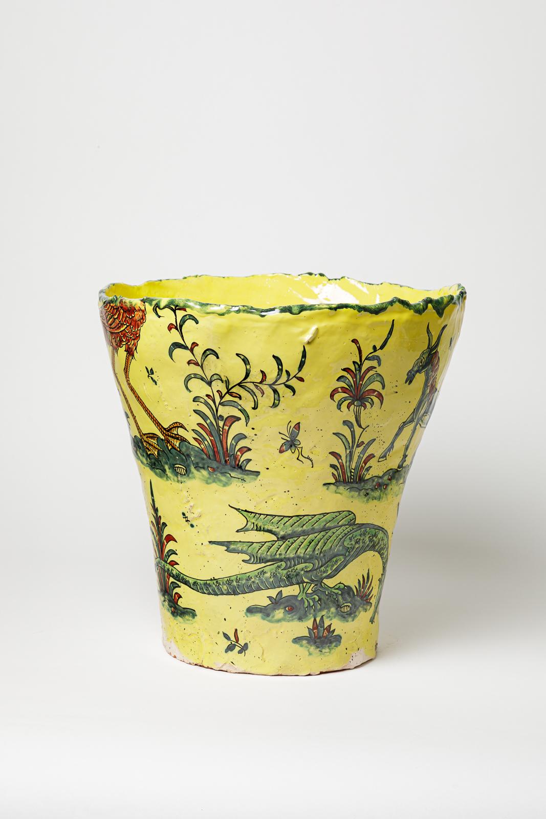 Yellow glazed earthenware vase, decorated with fantastical animals, 2025. In condizioni Nuovo in vendita a Saint-Ouen, FR