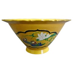 Bol en porcelaine émaillée jaune