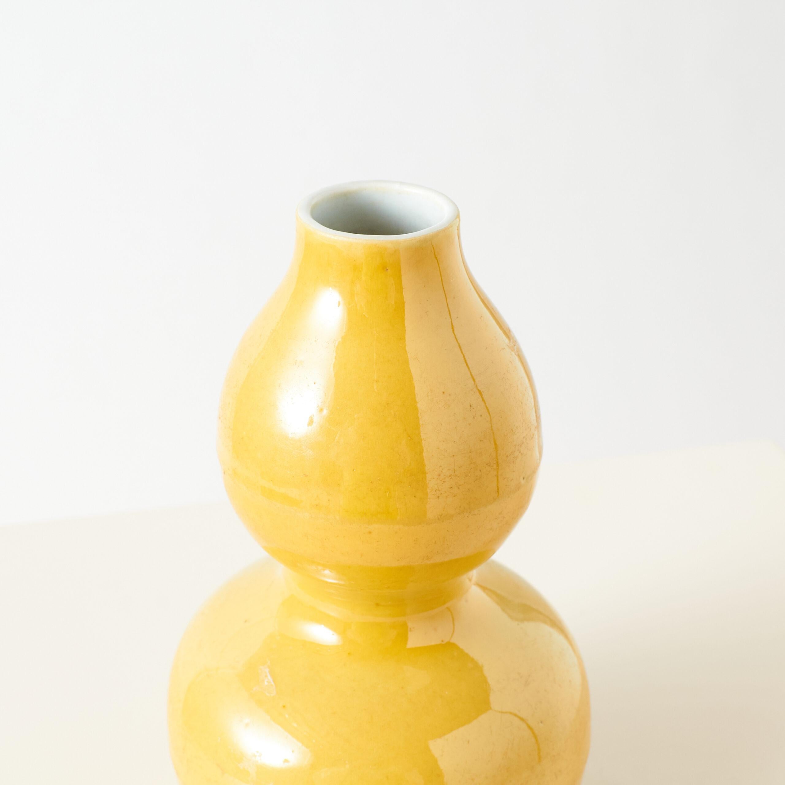 Gelb glasierte Vase in Form eines Doppelkürbisses (Chinesisch) im Angebot