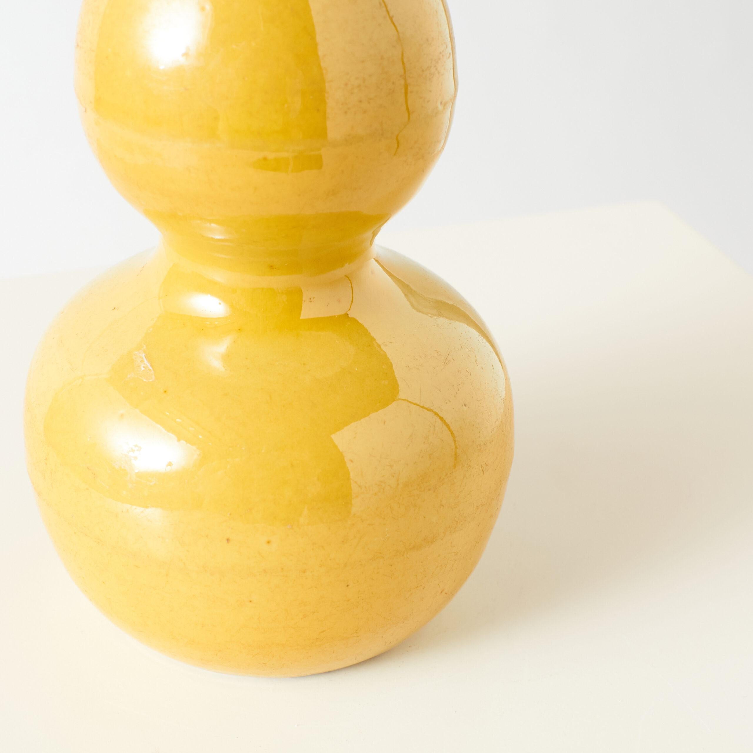 Gelb glasierte Vase in Form eines Doppelkürbisses im Zustand „Gut“ im Angebot in San Francisco, CA