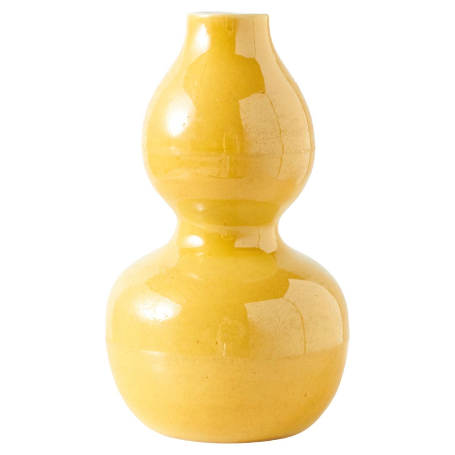 Gelb glasierte Vase in Form eines Doppelkürbisses im Angebot