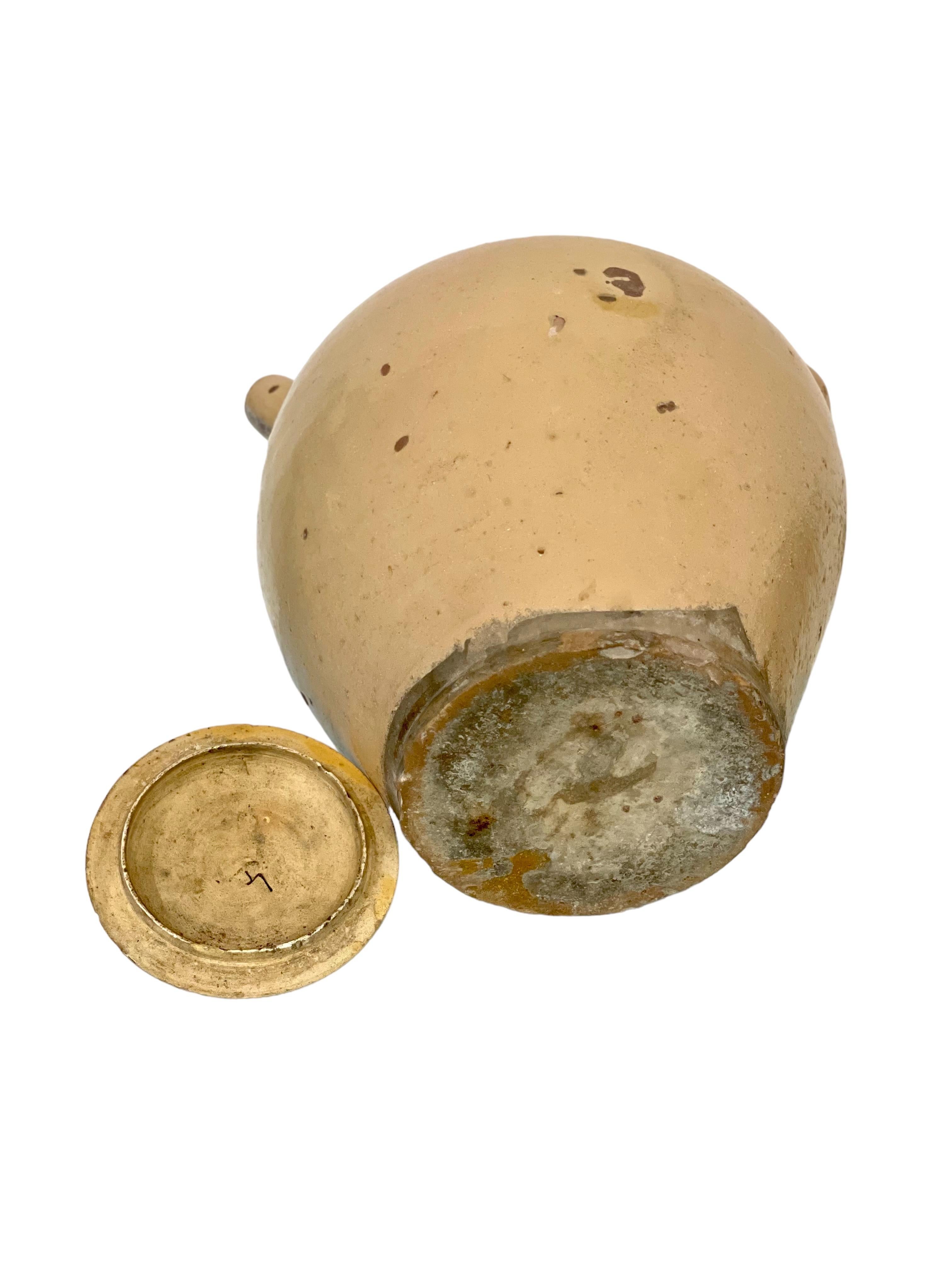 Französische antike hohe Terrakotta-Wasserkrug oder Krug mit Deckel, antik im Zustand „Gut“ im Angebot in LA CIOTAT, FR