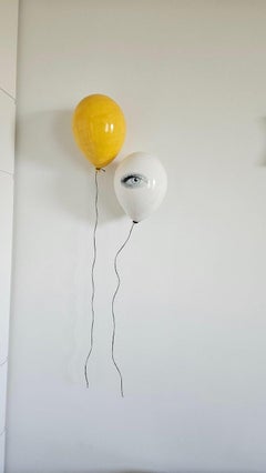 Scultura di palloncini in ceramica gialla lucida realizzata a mano per l'installazione a parete e a soffitto