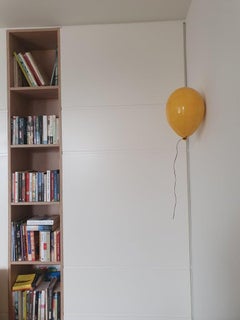 Scultura di palloncini in ceramica gialla lucida realizzata a mano per l'installazione a parete e a soffitto
