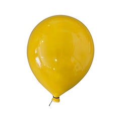 Scultura di palloncini in ceramica gialla lucida realizzata a mano per l'installazione a parete e a soffitto