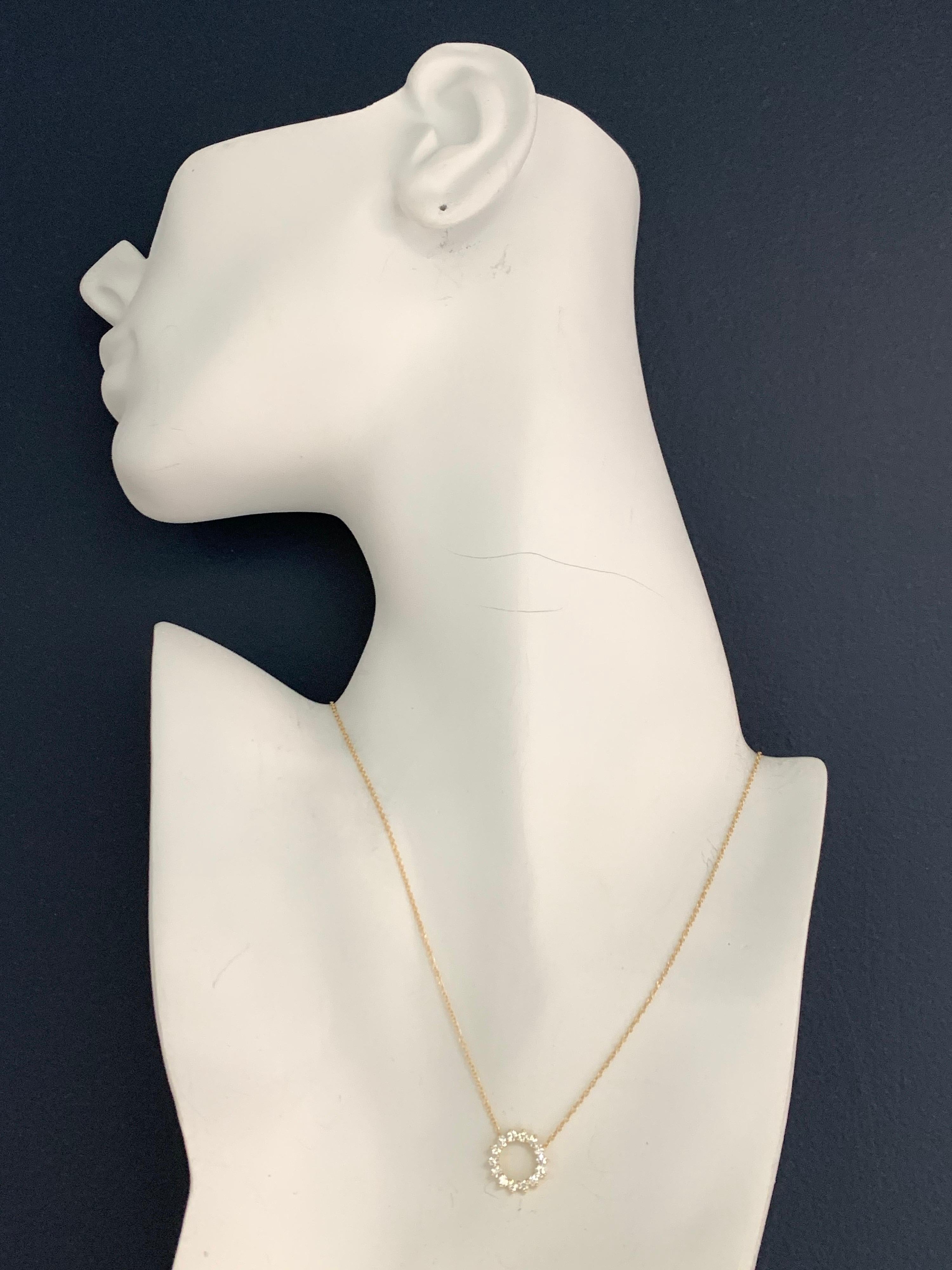 Un superbe pendentif en or jaune 18 carats avec des diamants. 

Les 14 diamants ronds et brillants naturels pèsent 0,51 carats et sont de couleur F et de pureté VS. 

La longueur de la chaîne est de 16 pouces et la pièce pèse au total 2,15 grammes.