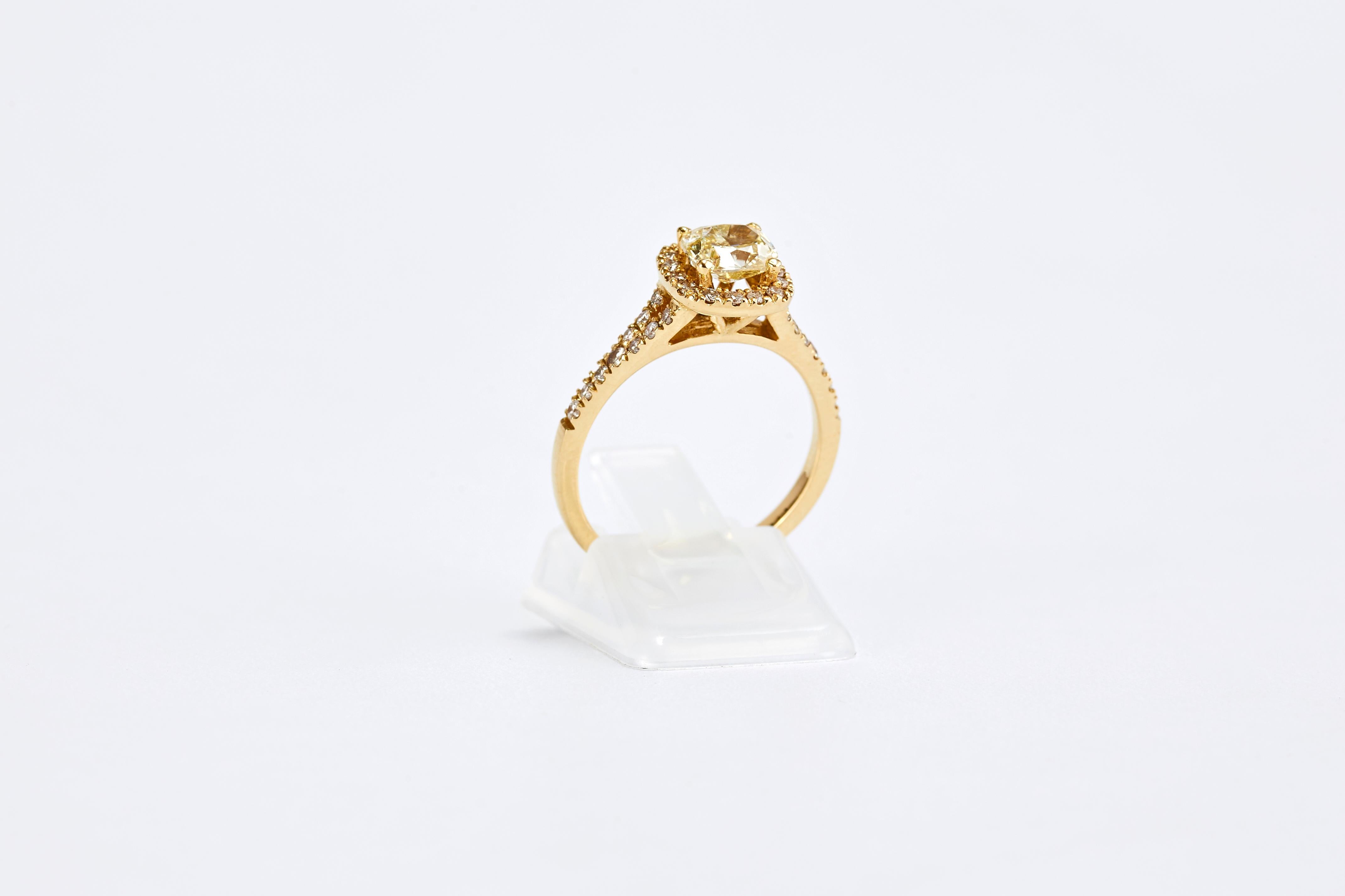 Bague de fiançailles en or jaune avec diamant coussin jaune fantaisie de 0,90 carat et halo  Pour femmes en vente