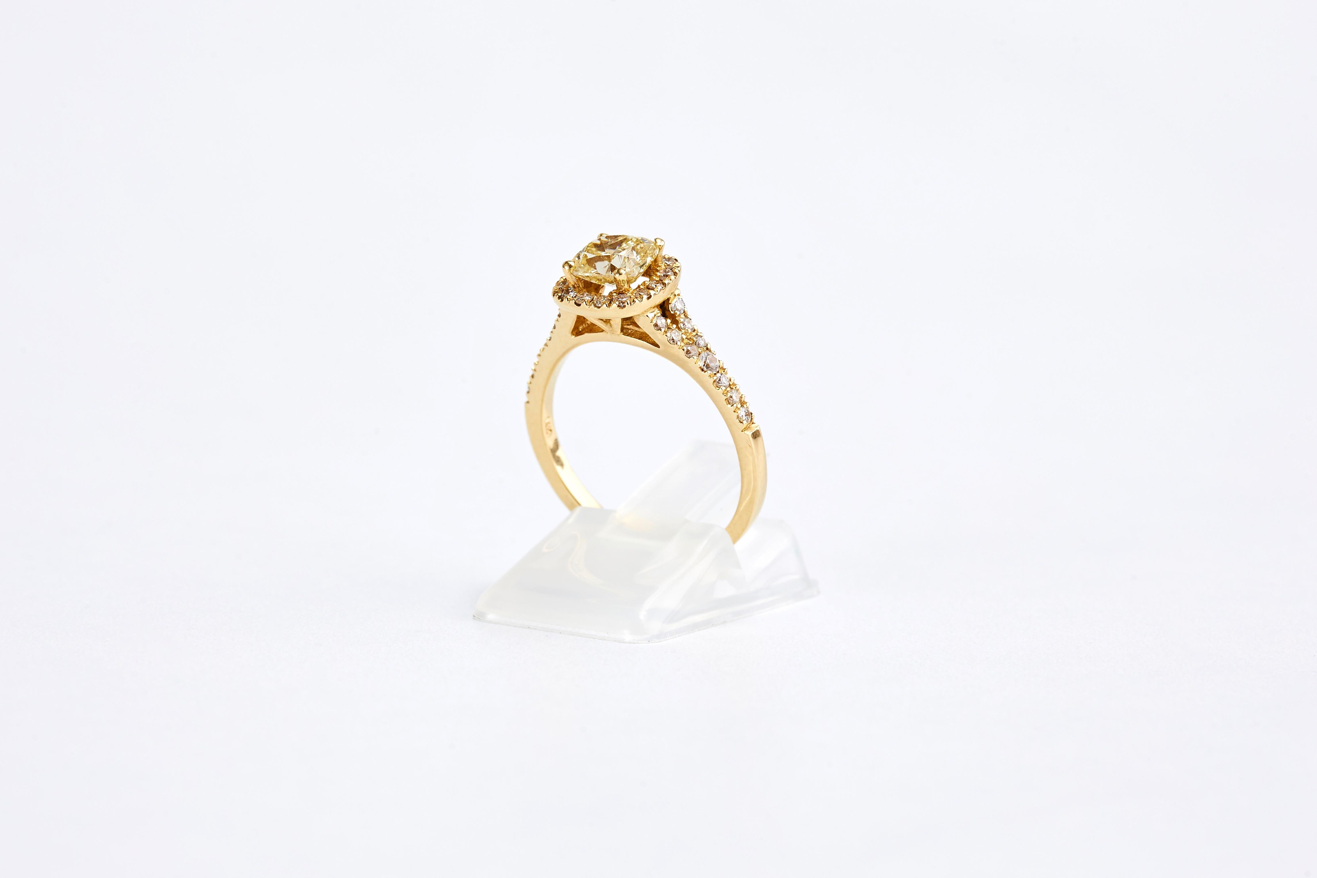 Bague de fiançailles en or jaune avec diamant coussin jaune fantaisie de 0,90 carat et halo  en vente 1