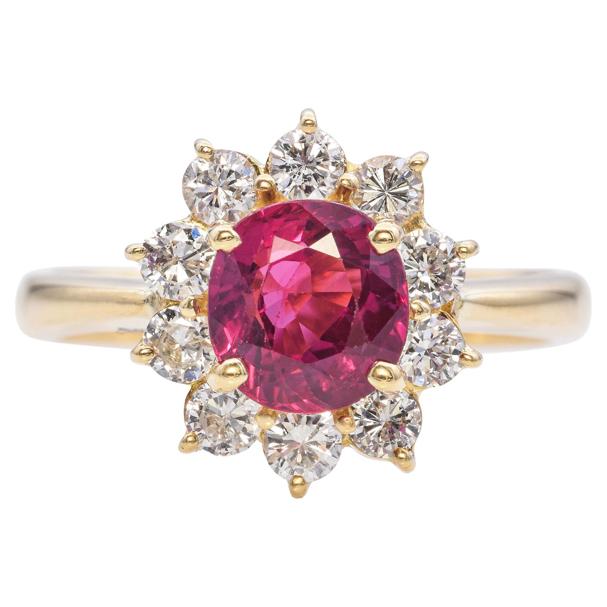 Anillo de oro amarillo con halo de diamantes y rubíes de 1,15 ct GIA