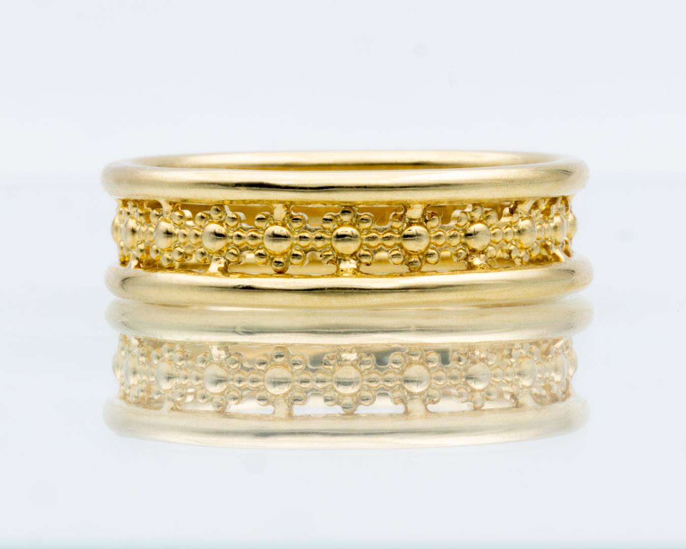 Un pezzo unico a forma di anello a fascia con una larghezza di 5,8 mm affascina con il suo centro giocoso. I fili rotondi esterni sono senza cuciture e saldati al laser ai singoli fiori, il che conferisce all'anello un alto grado di stabilità pur