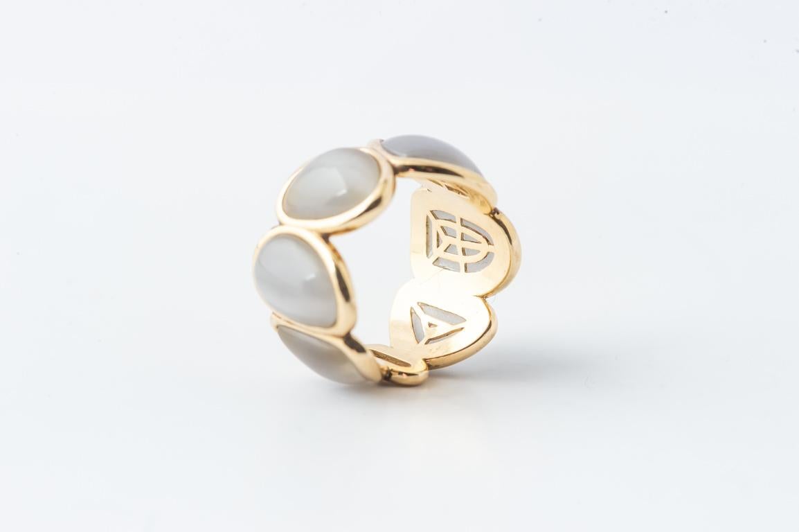 Yellow Gold 18 Carat Ring and Iridescent Grey Quartz Cabochon .
this ring in a yellow gold clos with yellow gold 18 carat is very pleasant to wear.
very modern in its construction is very soft on its finger.
the color of the grey quartz reflects a