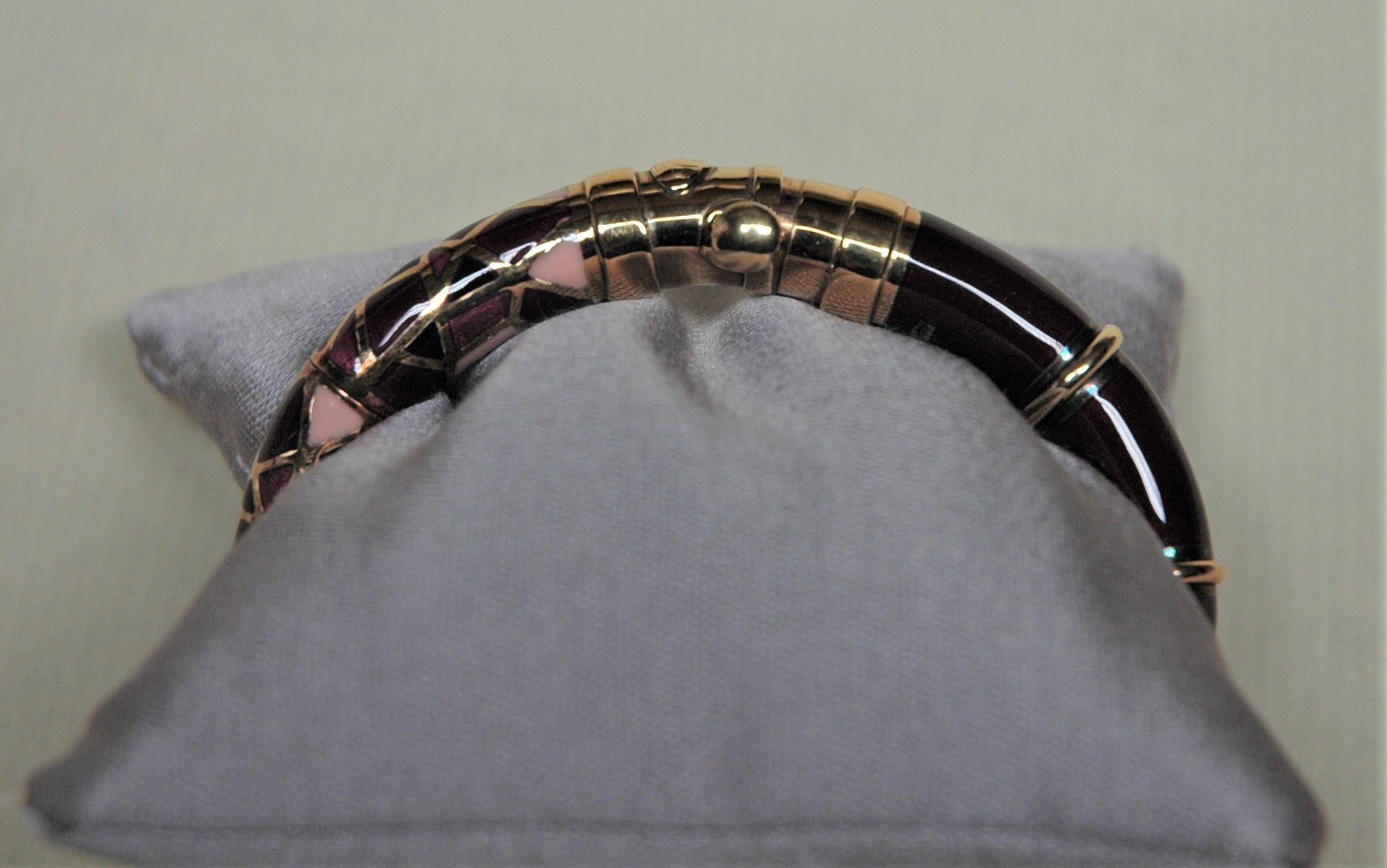Sehr schönes Armband von Nouvelle Bague. Gelbgold, gelbes Silber und verschiedene Emaile mit rosa, lila und violetten Farben ergeben ein ganz besonderes und trendiges Armband.