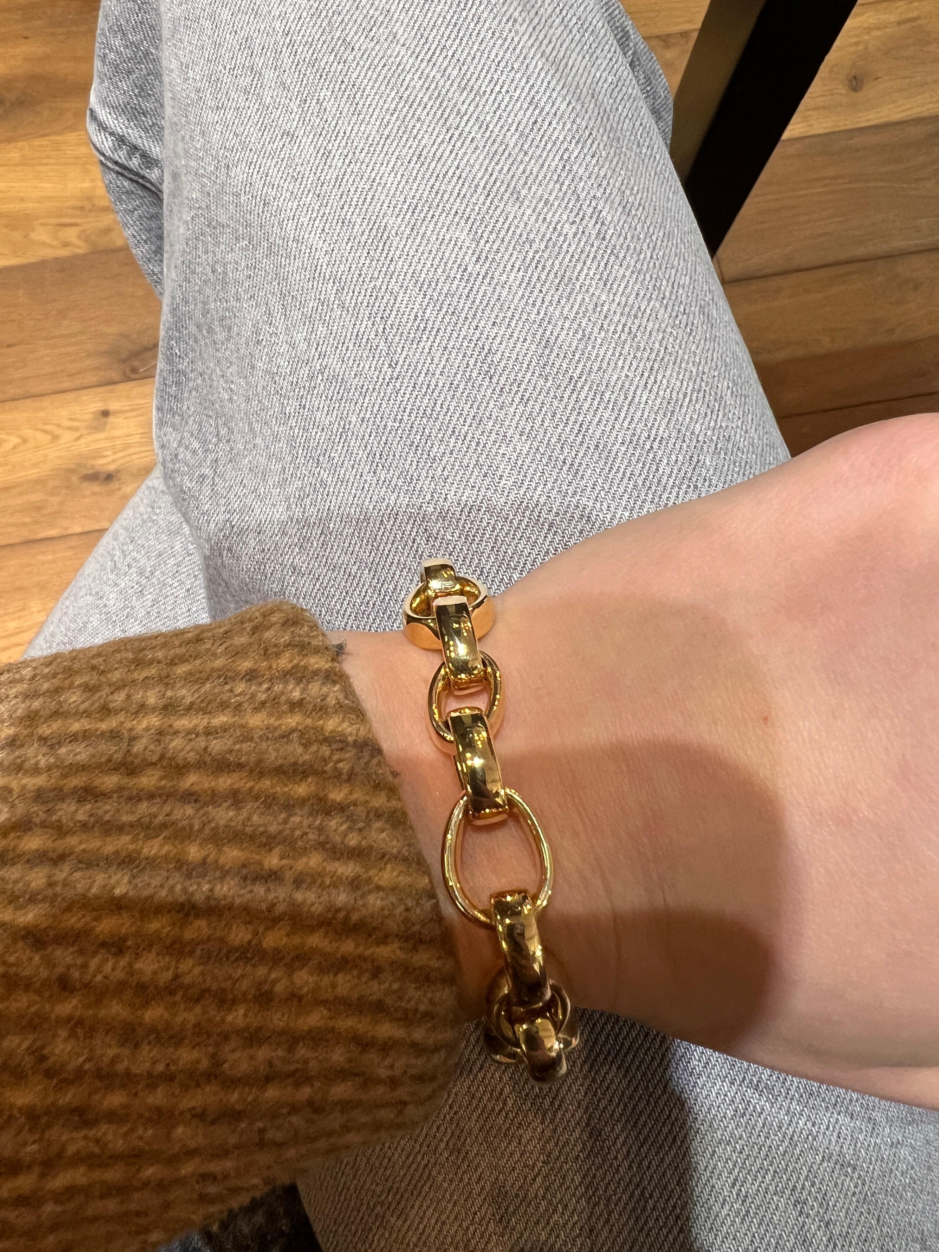 Yellow Gold 18 Carats Chaine Bracelet 

This beautiful 18k yellow gold bracelet is a timeless and elegant piece, ideal to add a touch of refinement to any outfit. 
Its neat design consists of oval classic links, perfectly polished for shine.

-