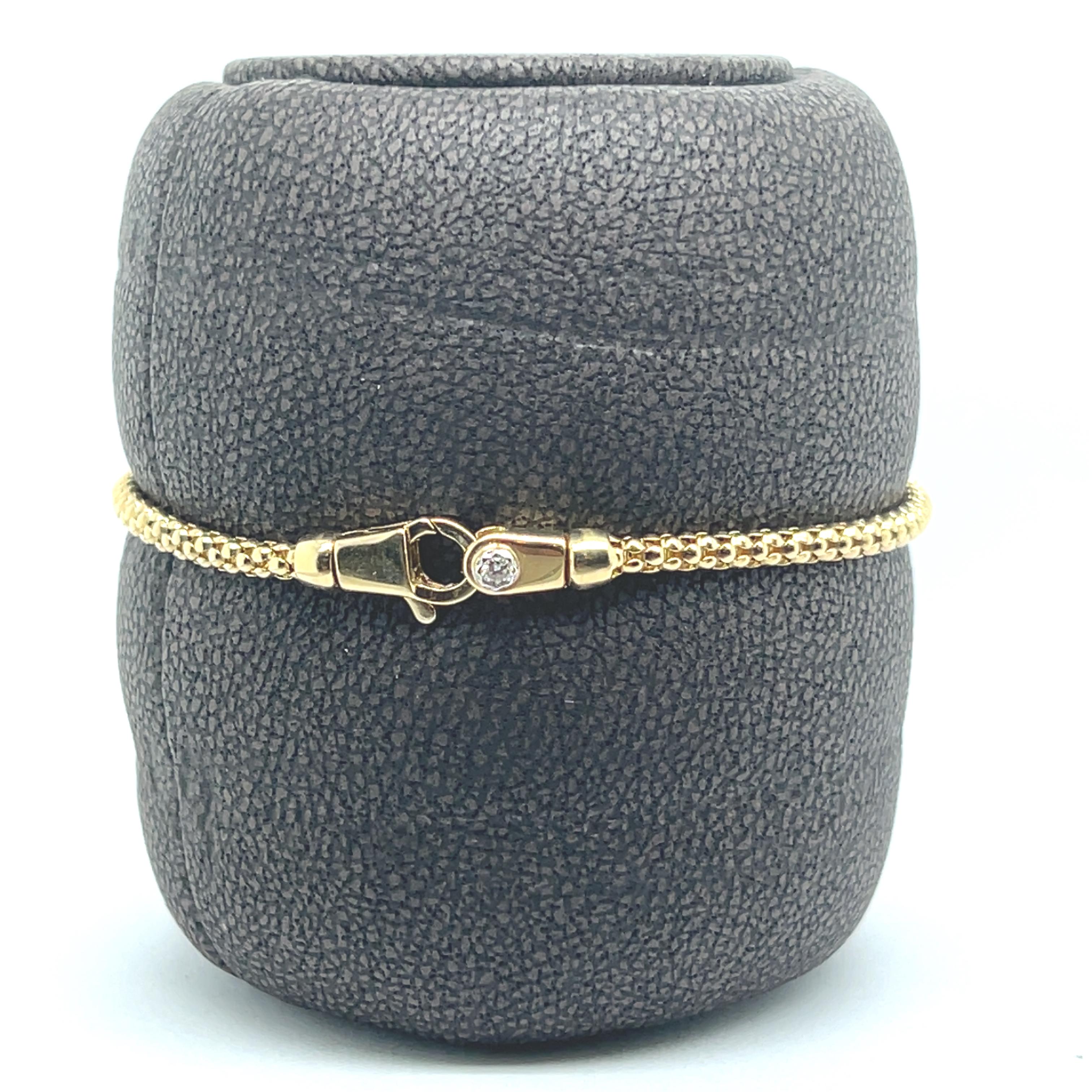Bracelet en or jaune 18 carats Diamants 0,13 carats

Bracelet raffiné en or jaune 18 carats orné de diamants d'une pureté éclatante, offrant une élégance intemporelle. Ce bijou présente un design délicat avec une chaîne tressée en or jaune,