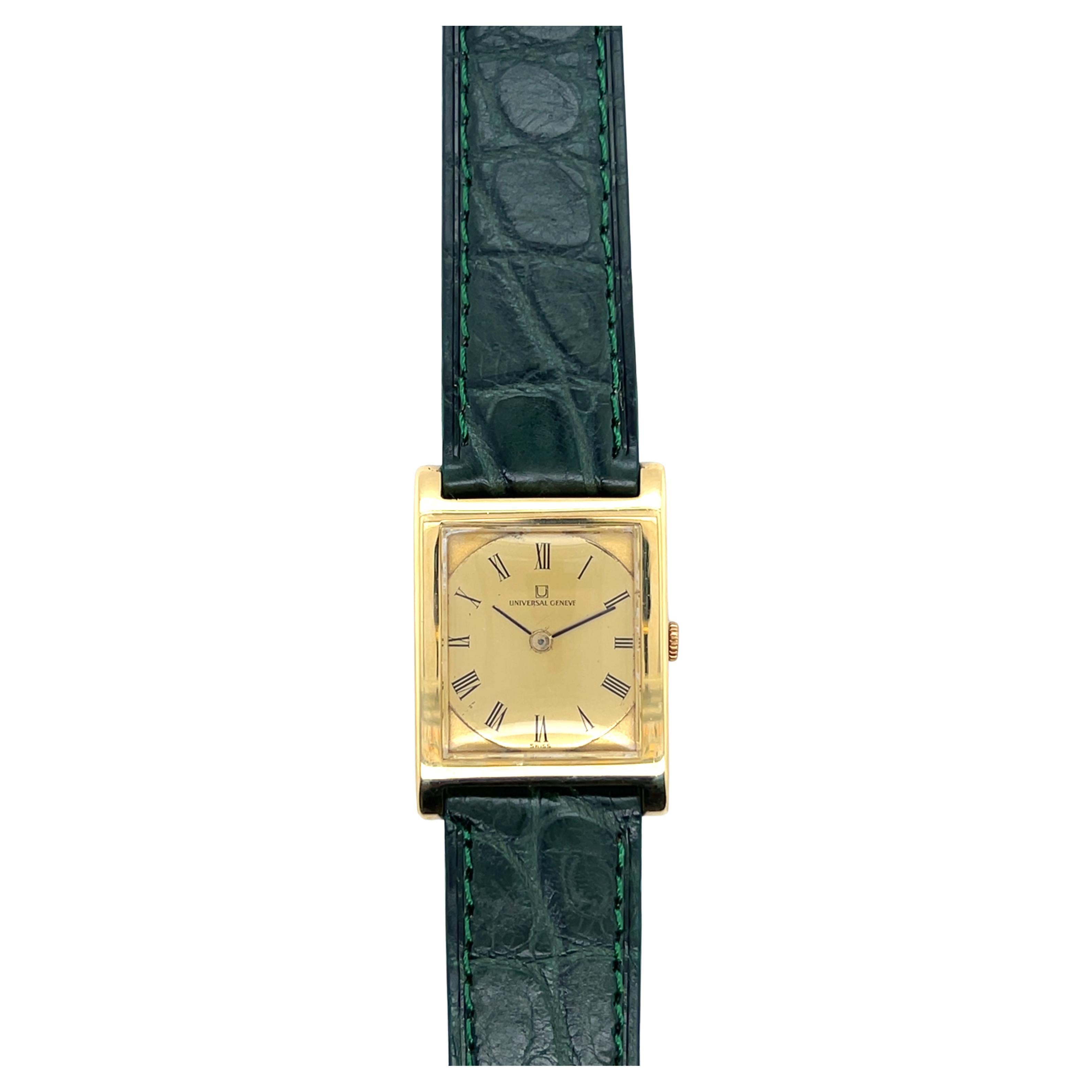Montres Universal Geneve en or jaune 18 carats et cuir vert

Plongez dans l'élégance intemporelle des années 1960 avec cette montre vintage sophistiquée et raffinée. Cette pièce unique est dotée d'un boîtier en or jaune 18 carats, incarnant à la