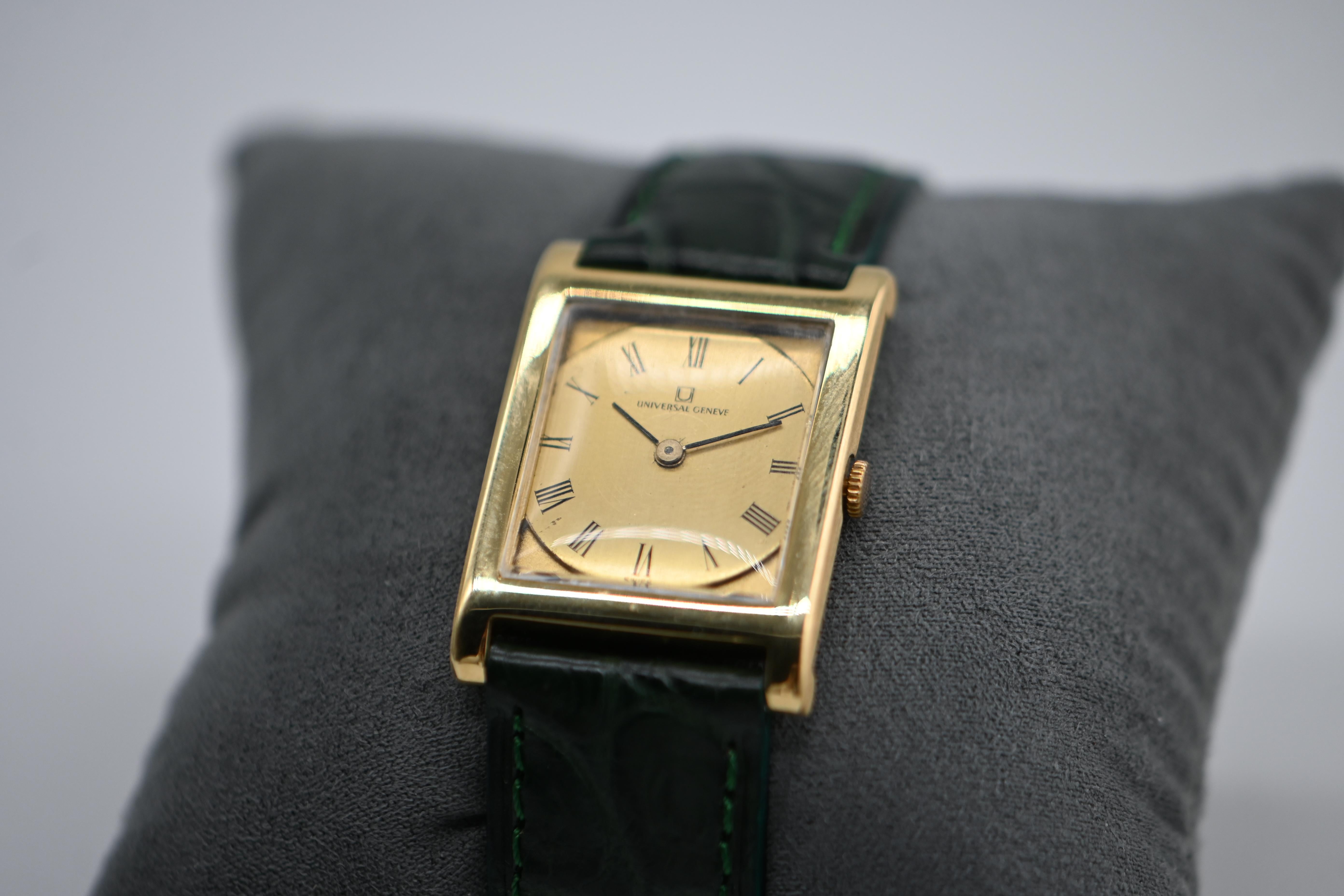 Rétro Montres Universal Geneve en or jaune 18 carats et cuir vert en vente