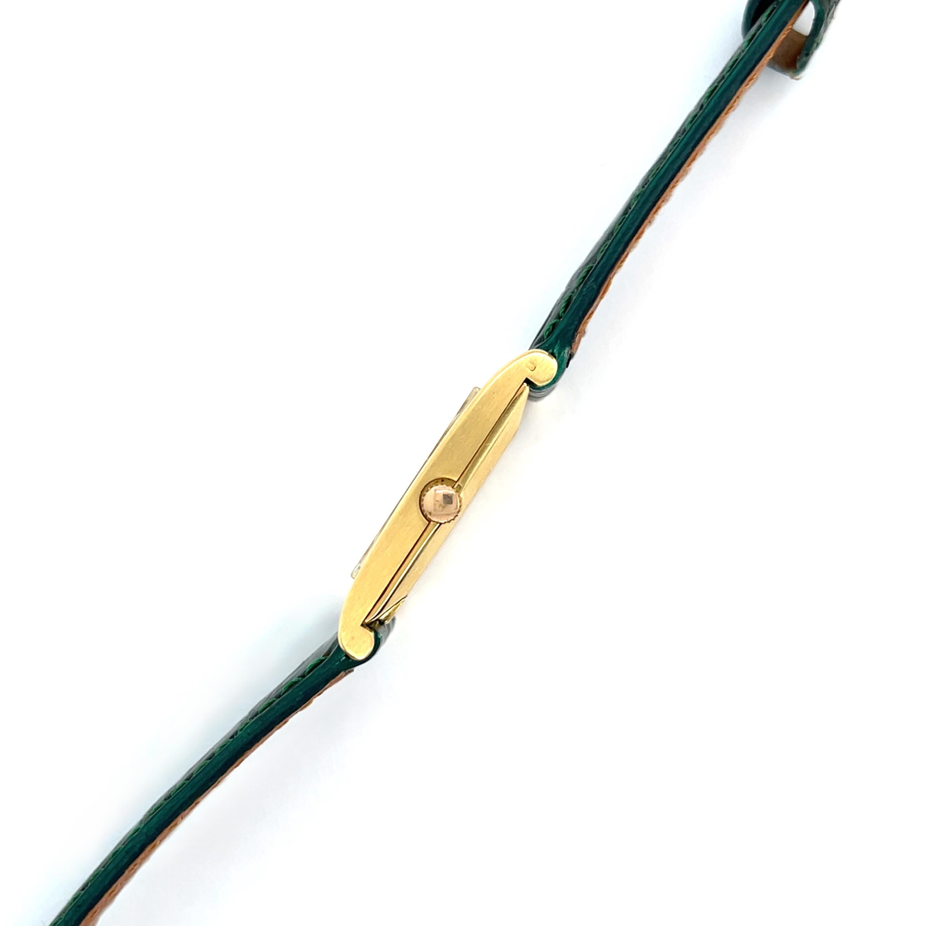 Montres Universal Geneve en or jaune 18 carats et cuir vert en vente 1
