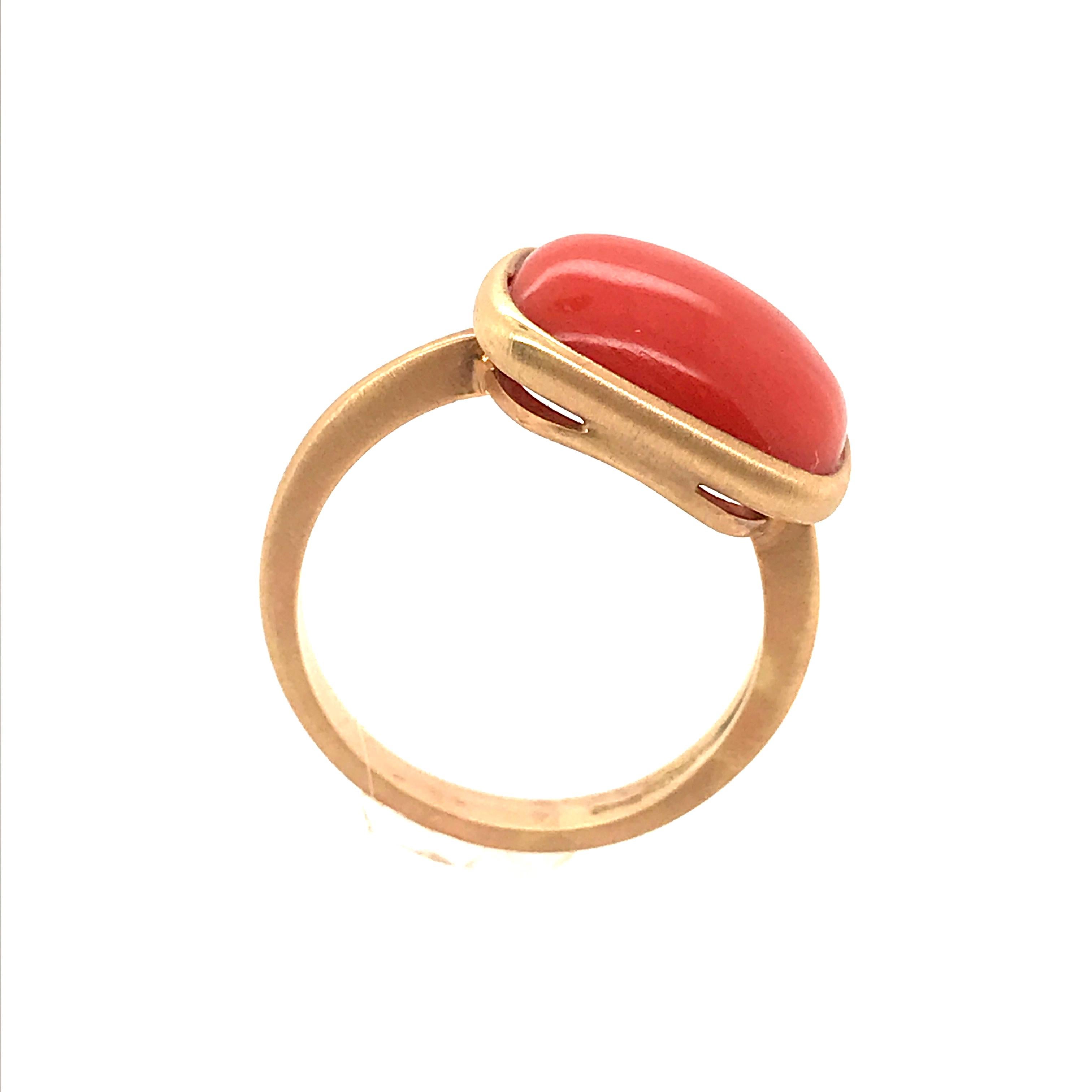 Yellow Gold ring Coral Cabochon
Natural Coral size height 1 .5 cm width 1 cm
ring very easy to put on and live all day without thinking about it .
i particularly like this model of rings ,easy and modern.
Yellow Gold 18 K weigh 3.60 g
Size of ring