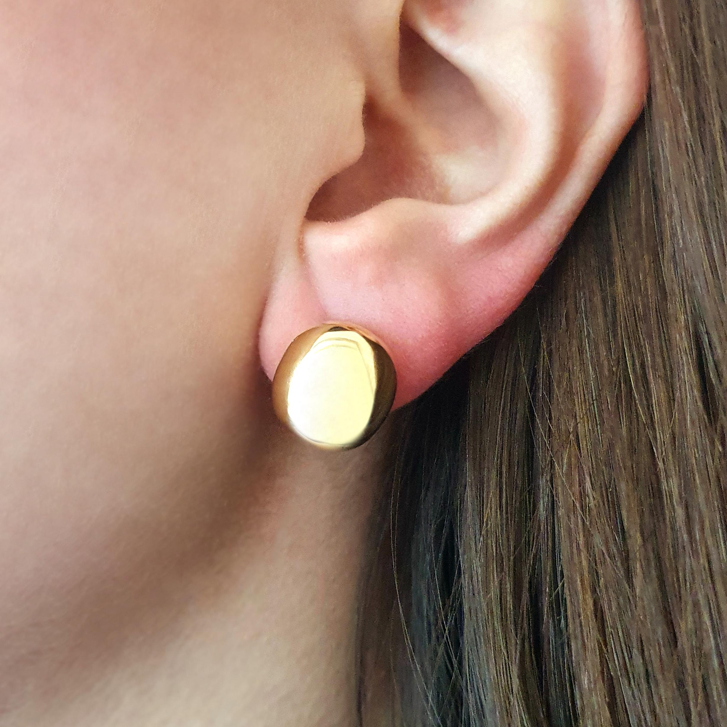 Yellow Gold 18K Bean Ear Studs.
Length: 0.59 inch (1.50 centimeters).
Thickness: 0.39 inch (1.00 centimeters).
Total weight: 10.86 grams.

