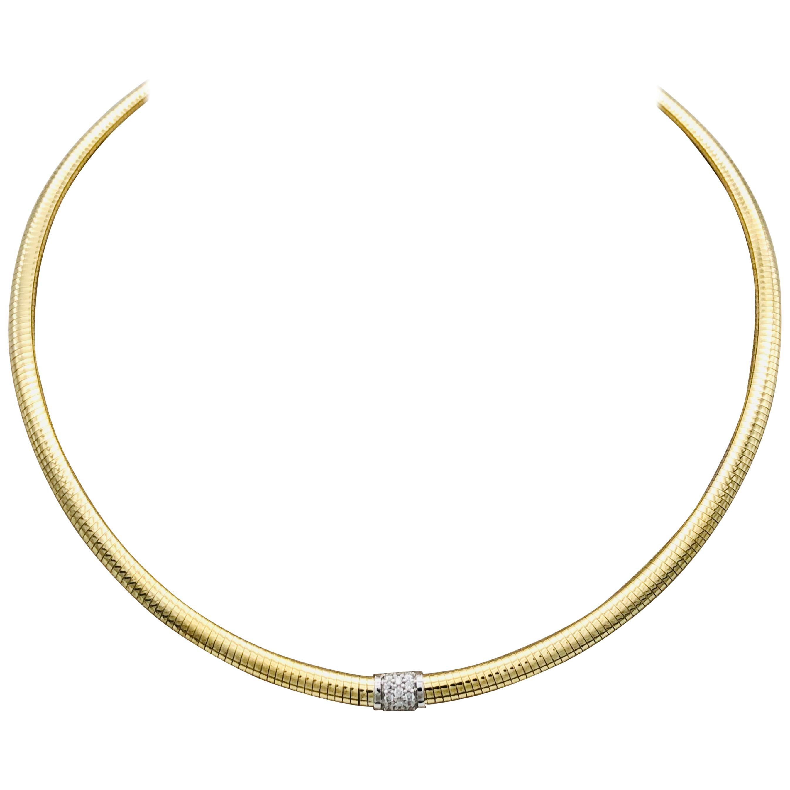 Gelbgold 18 k Choker Neacklace und Diamanten Brillantschliff 
Weiße Diamanten Brillantschliff : 0.15
Goldgewicht 18 kt Gold::25::40 Gramm 
Sicherheitsverschlüsse 
Tubogas-Verarbeitung und natürliches Diamantpavé für Schmuckstücke mit großen Volumina