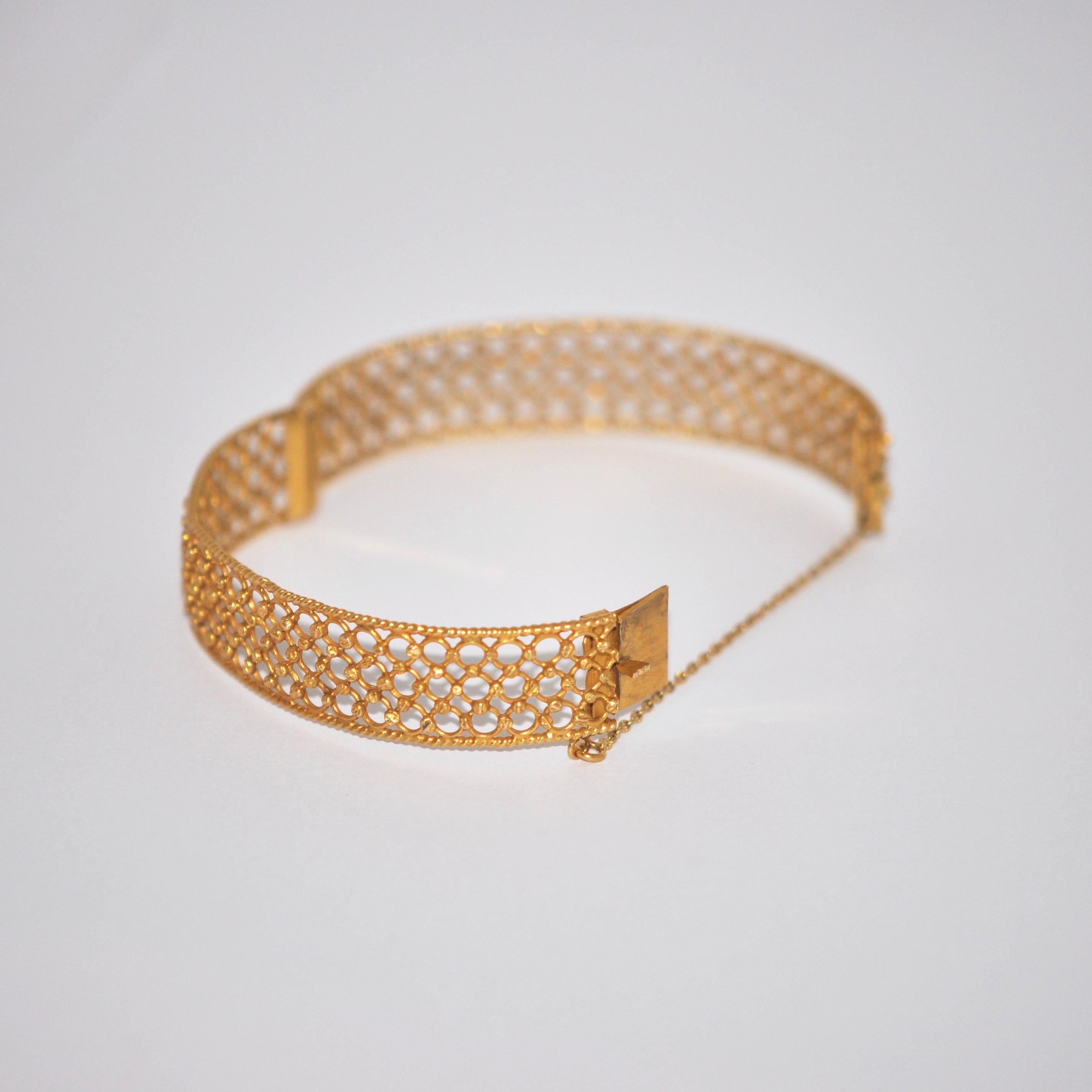 Discover this Yellow Gold 18 Karat Cuff Bracelet.
Yellow Gold 18 Karat 
Security Chain
Diameter 6*5 cm
