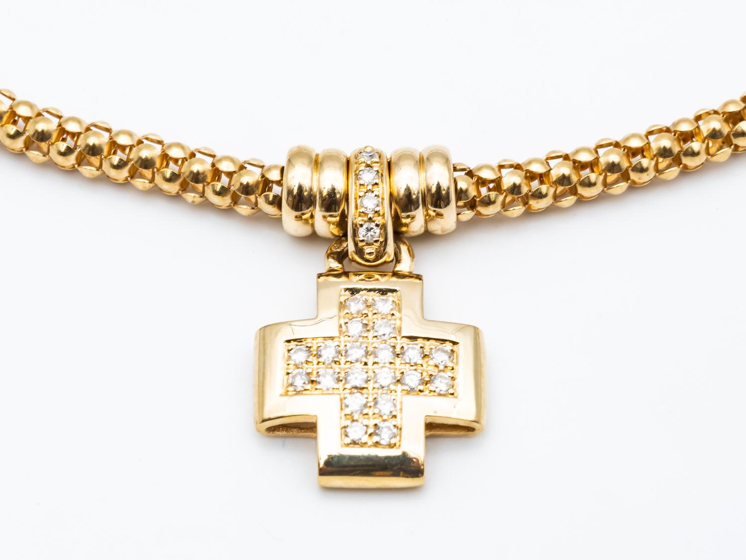 Yellow Gold 18 Karat Necklace With A Cross Pendant.Articulated Diamond Paving.
0,30 carats diamond pavage on the cross is color His
.