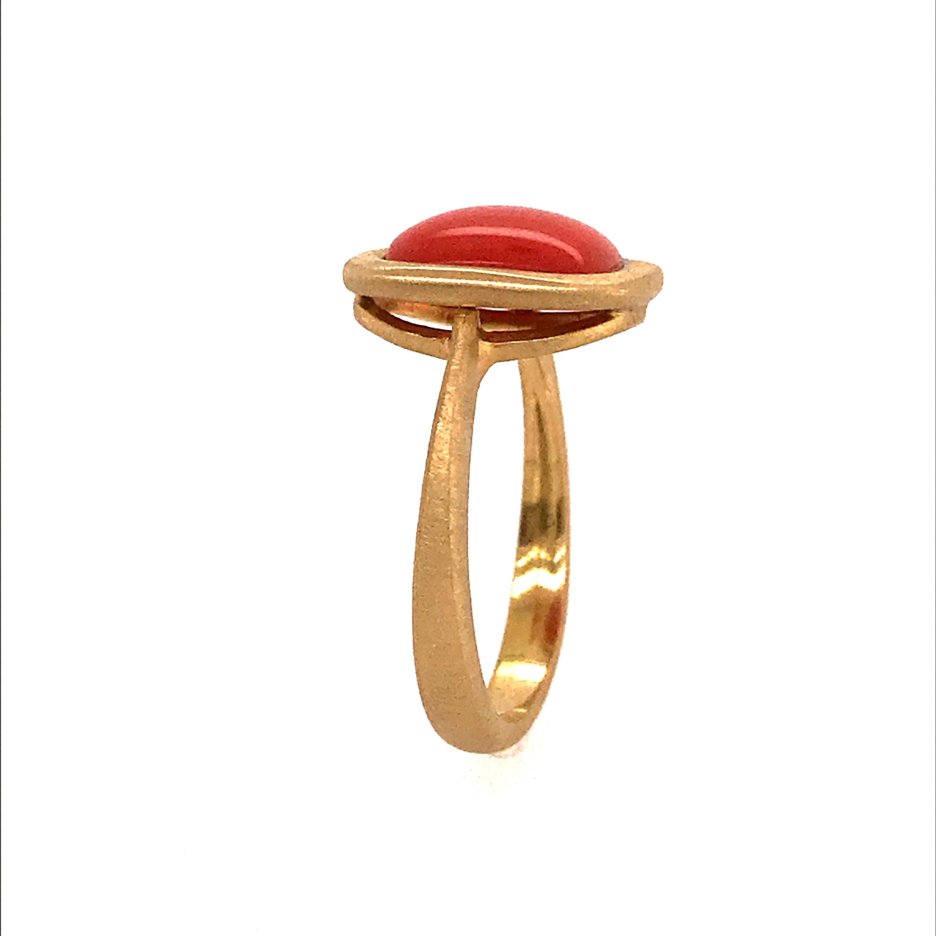 Yellow Gold ring Coral Cabochon
Coral size height 1 cm width 1 cm
ring very easy to put on and live all day without thinking about it .
i particularly like this model of rings ,easy and modern.
Yellow Gold 18 K weigh 4 g
Size of ring French 54.US 7