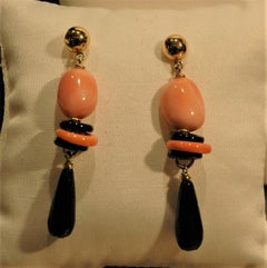 Yellow Gold 18 Kt. Pendant necklace and earrings with Onyx and Deep-Sea Corals