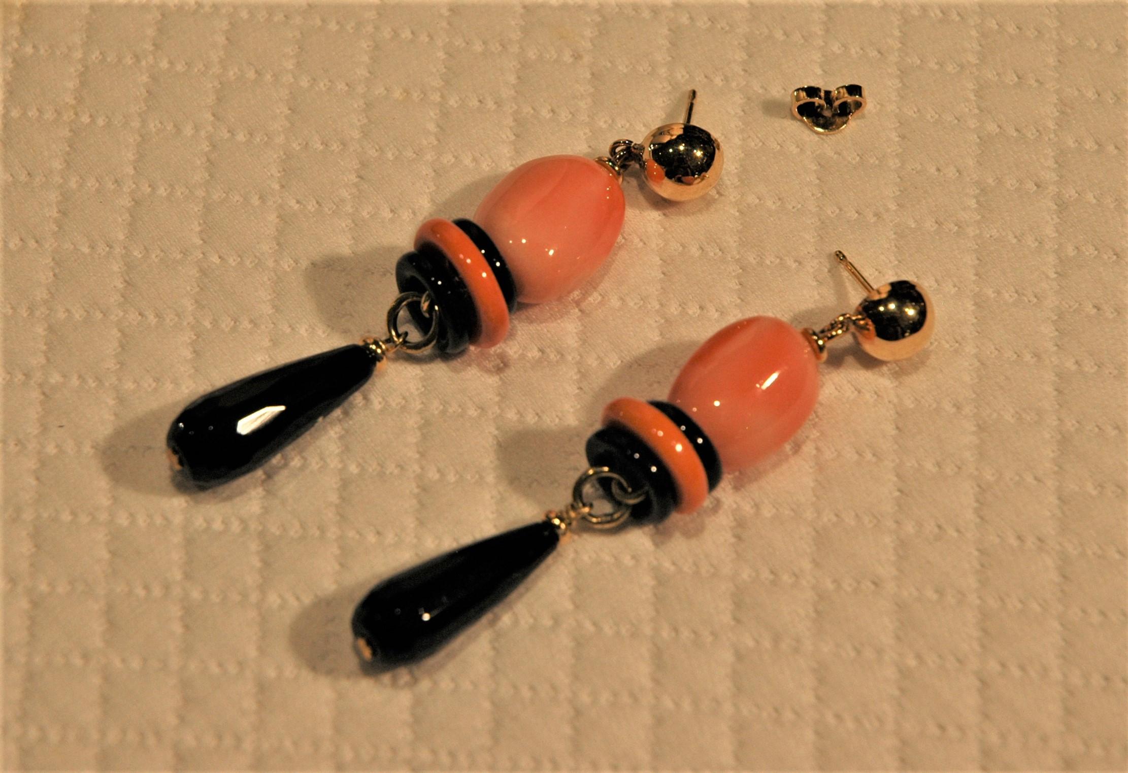 Bead Yellow Gold 18 Kt. Pendant necklace and earrings with Onyx and Deep-Sea Corals For Sale