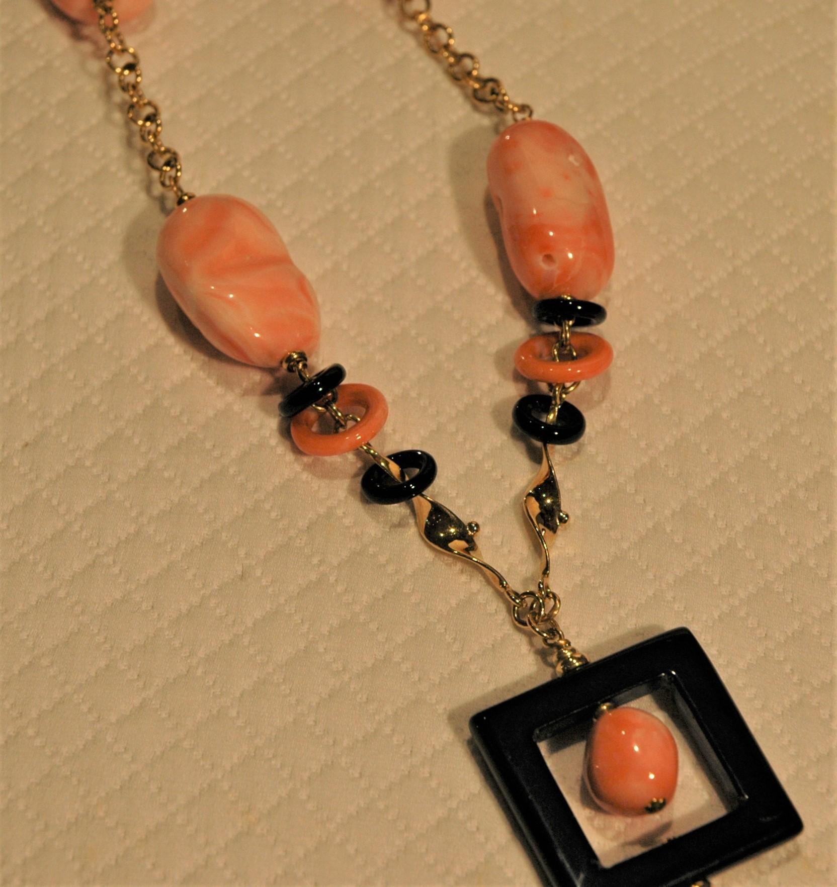 Yellow Gold 18 Kt. Pendant necklace and earrings with Onyx and Deep-Sea Corals For Sale 1