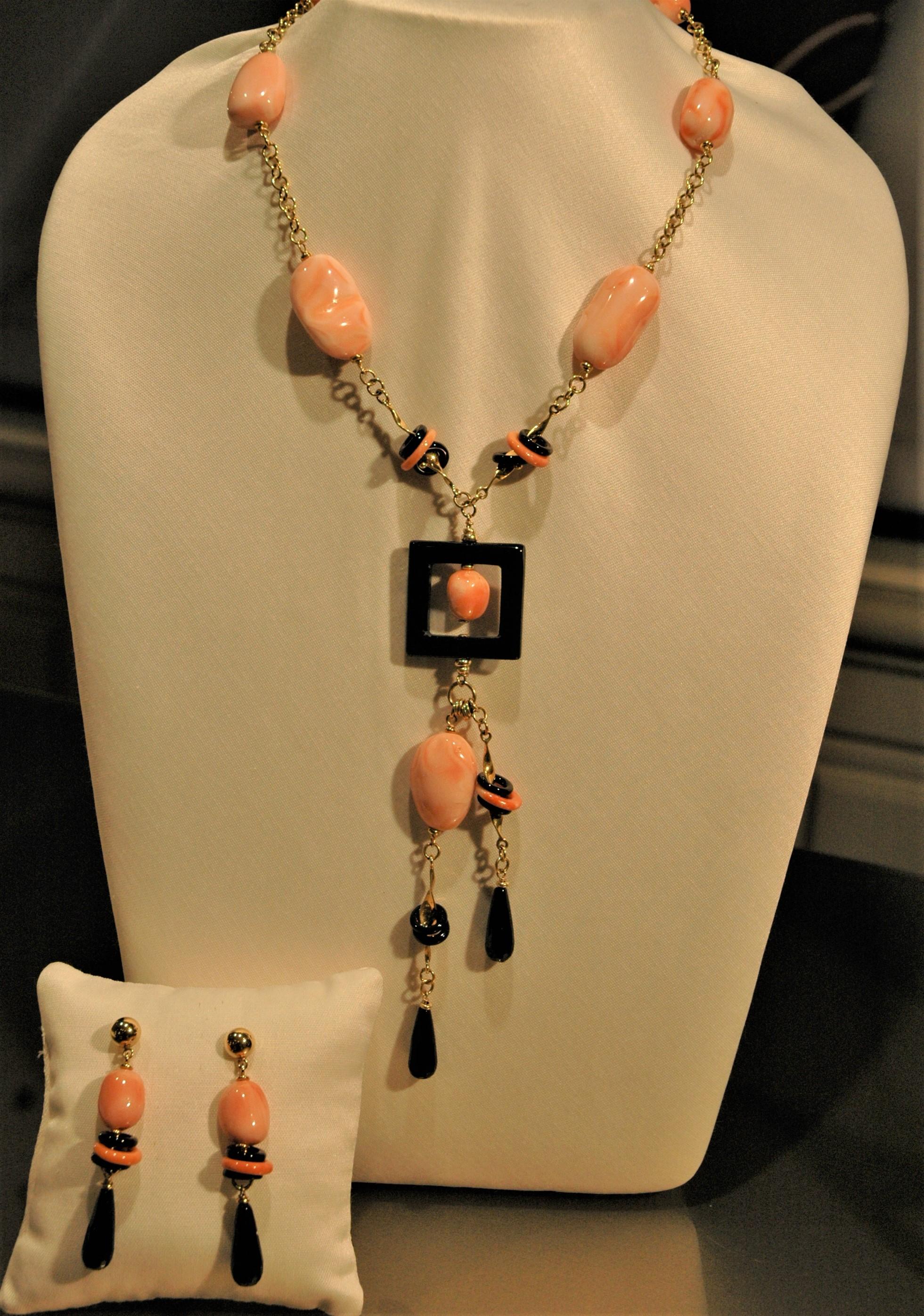 Yellow Gold 18 Kt. Pendant necklace and earrings with Onyx and Deep-Sea Corals For Sale 3