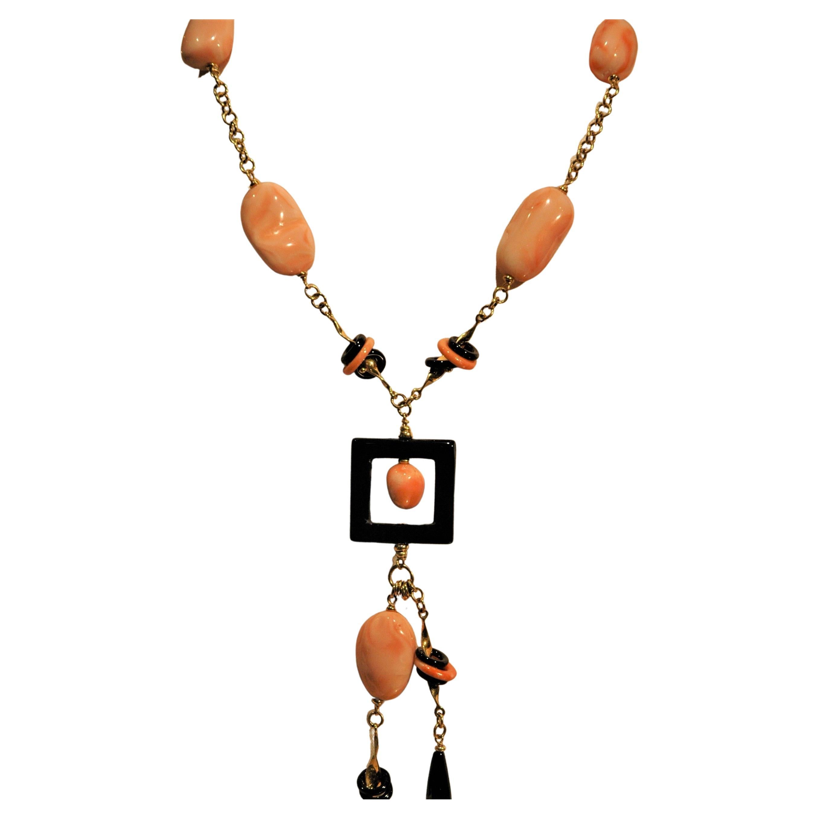 Yellow Gold 18 Kt. Pendant necklace and earrings with Onyx and Deep-Sea Corals For Sale