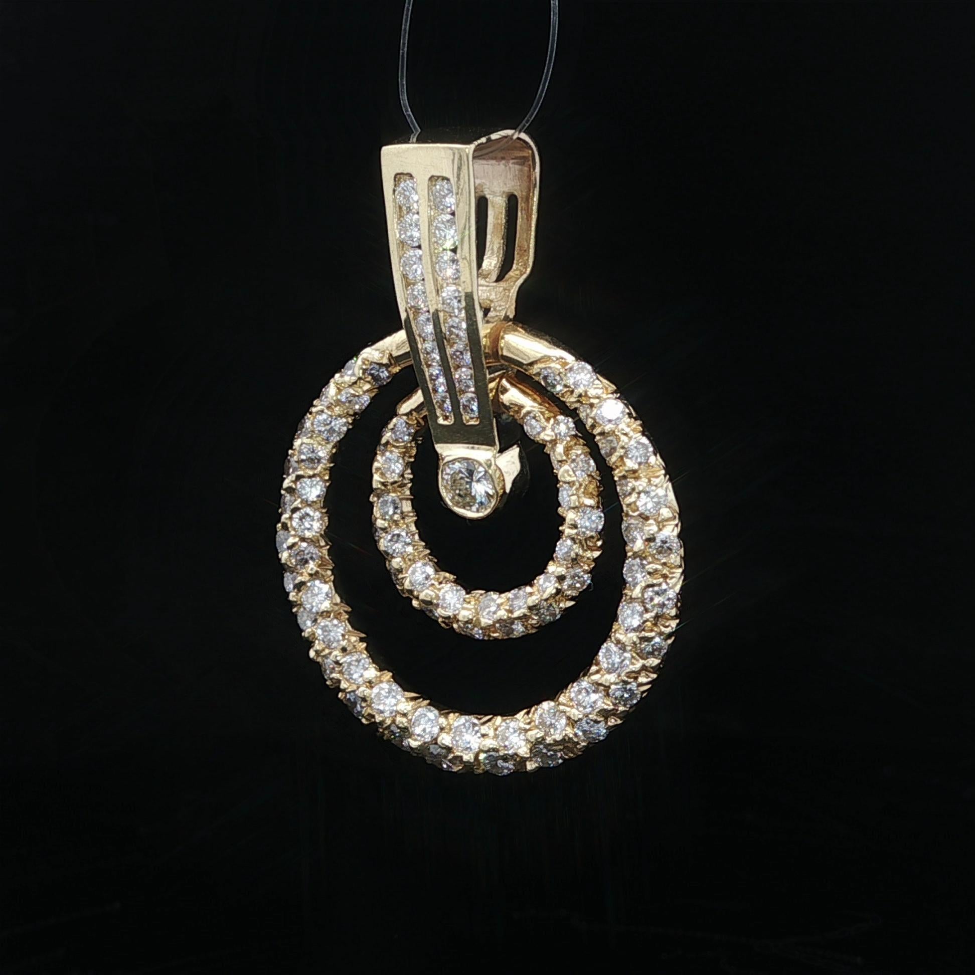 Taglio brillante Ciondolo a slitta con doppio cerchio di diamanti rotondi in oro giallo da 1,86 ct. in vendita