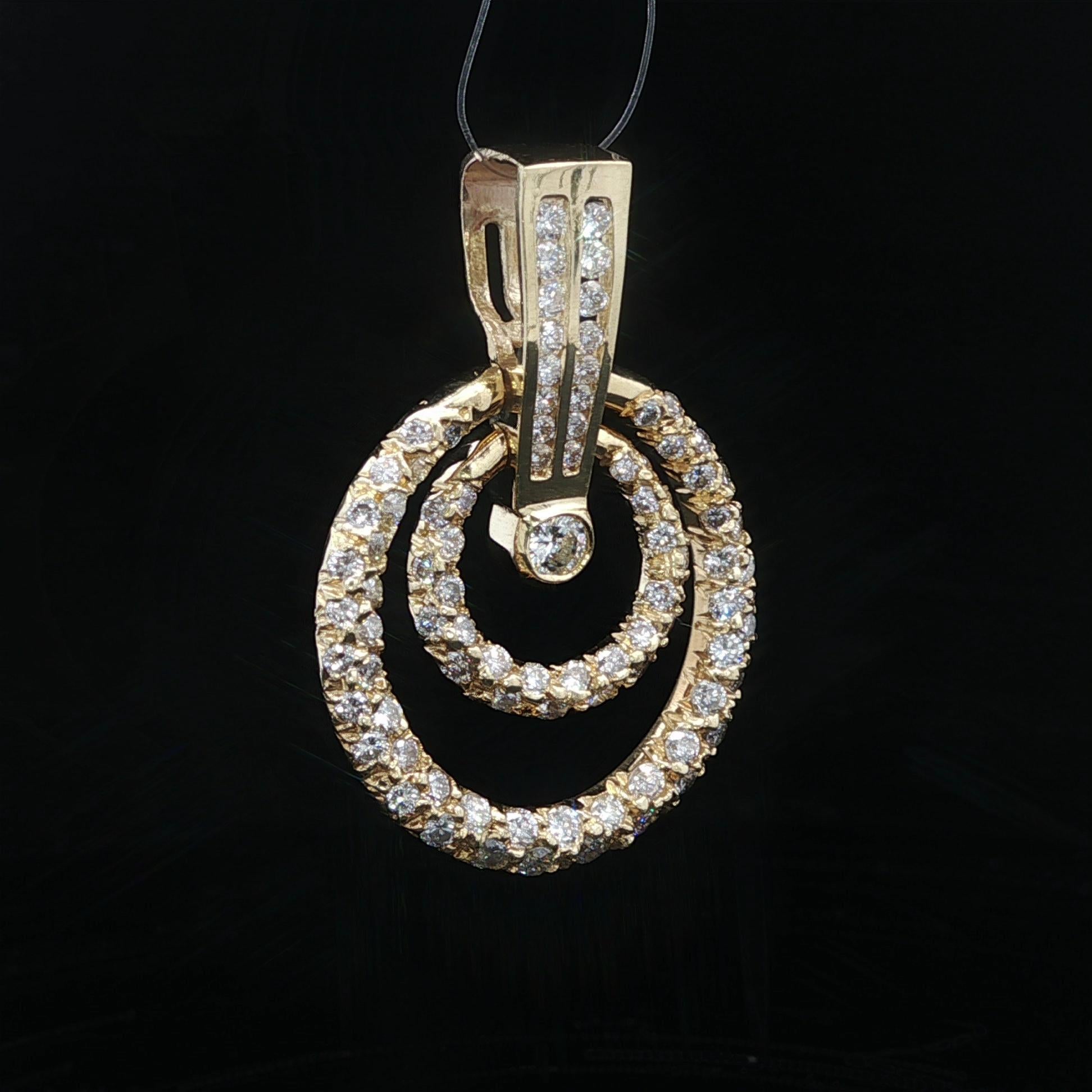 Ciondolo a slitta con doppio cerchio di diamanti rotondi in oro giallo da 1,86 ct. In condizioni ottime in vendita a Montclair, NJ