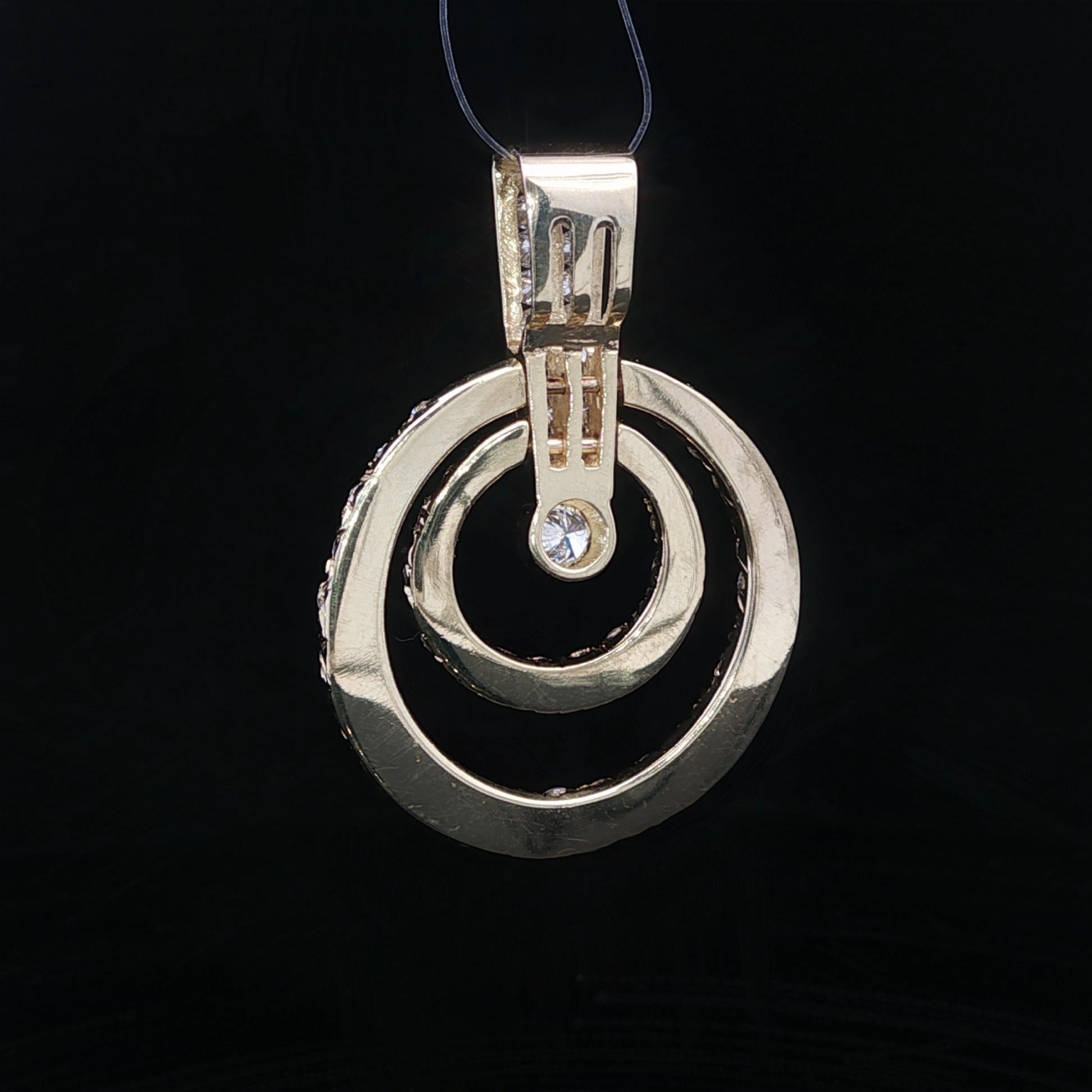 Donna Ciondolo a slitta con doppio cerchio di diamanti rotondi in oro giallo da 1,86 ct. in vendita