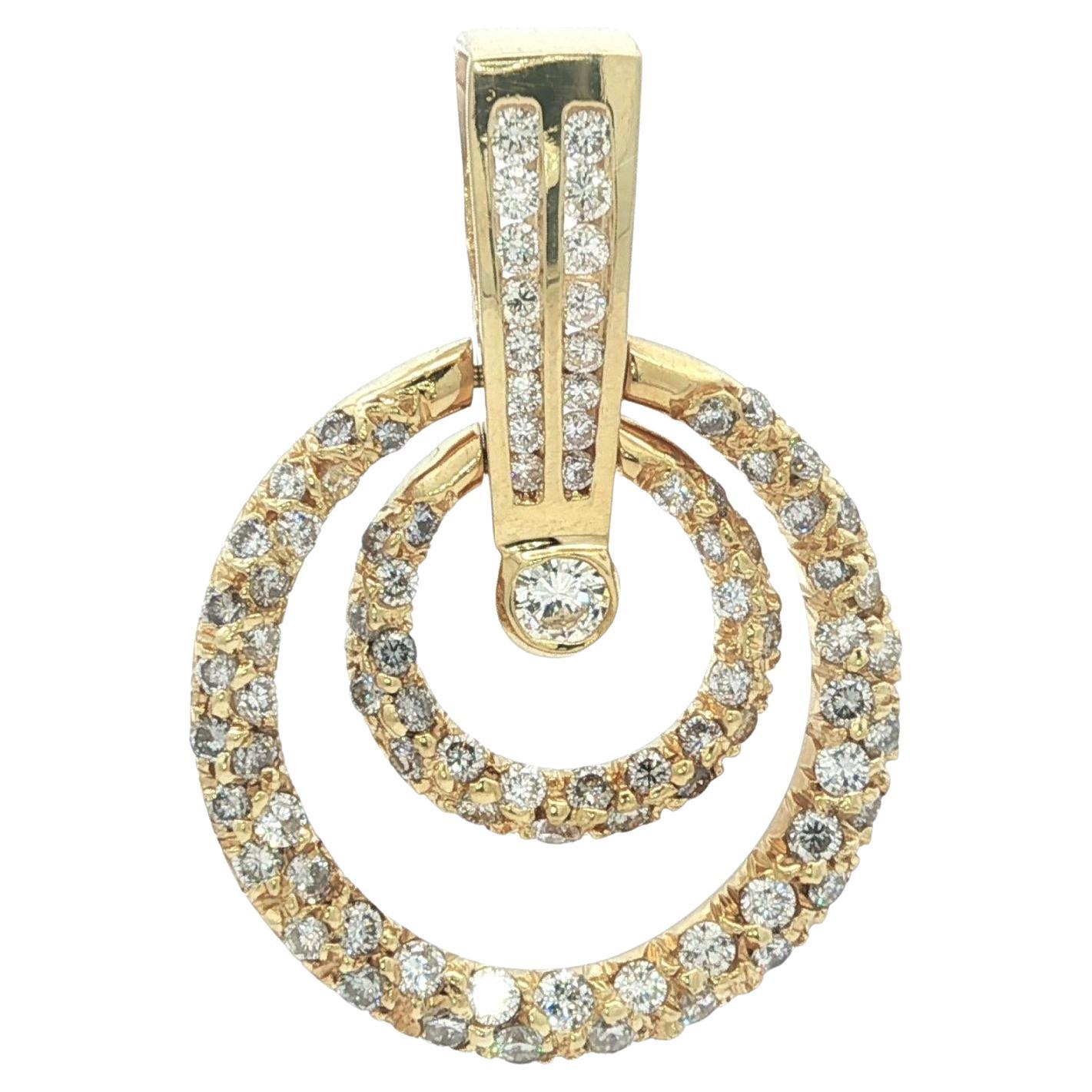 Ciondolo a slitta con doppio cerchio di diamanti rotondi in oro giallo da 1,86 ct. in vendita